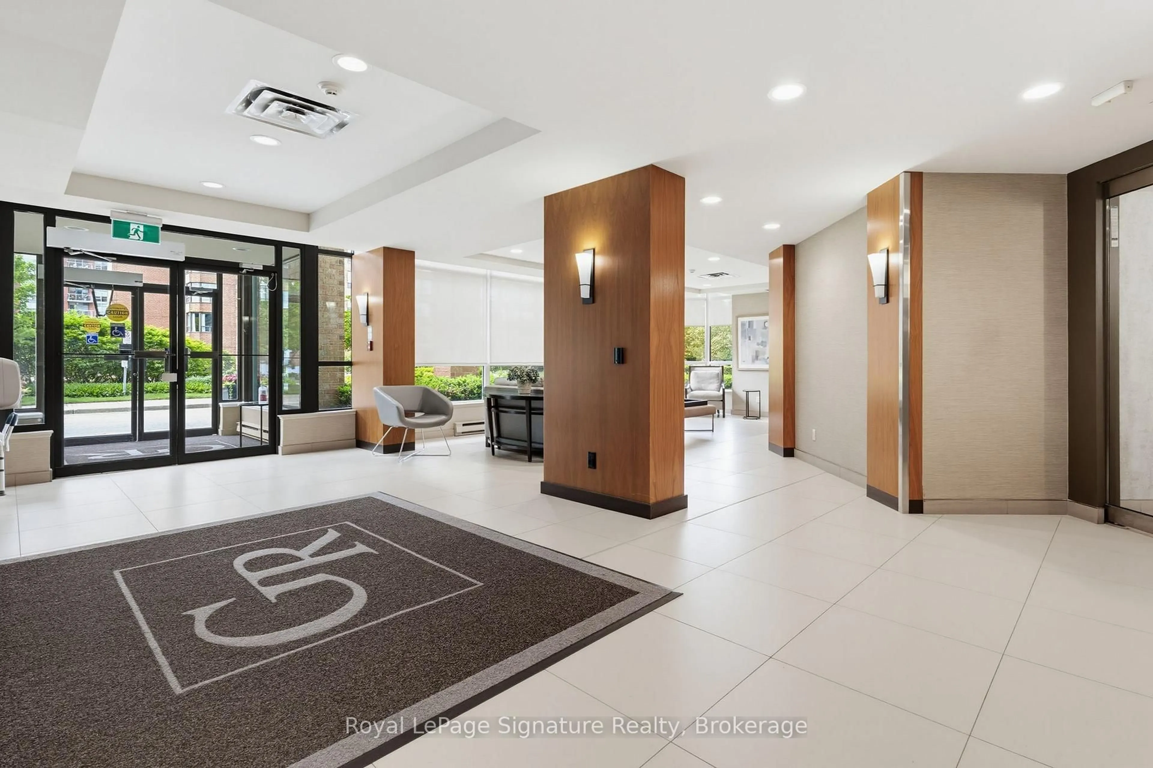 Indoor foyer for 1276 Maple Crossing Blvd #1407, Burlington Ontario L7S 2J9