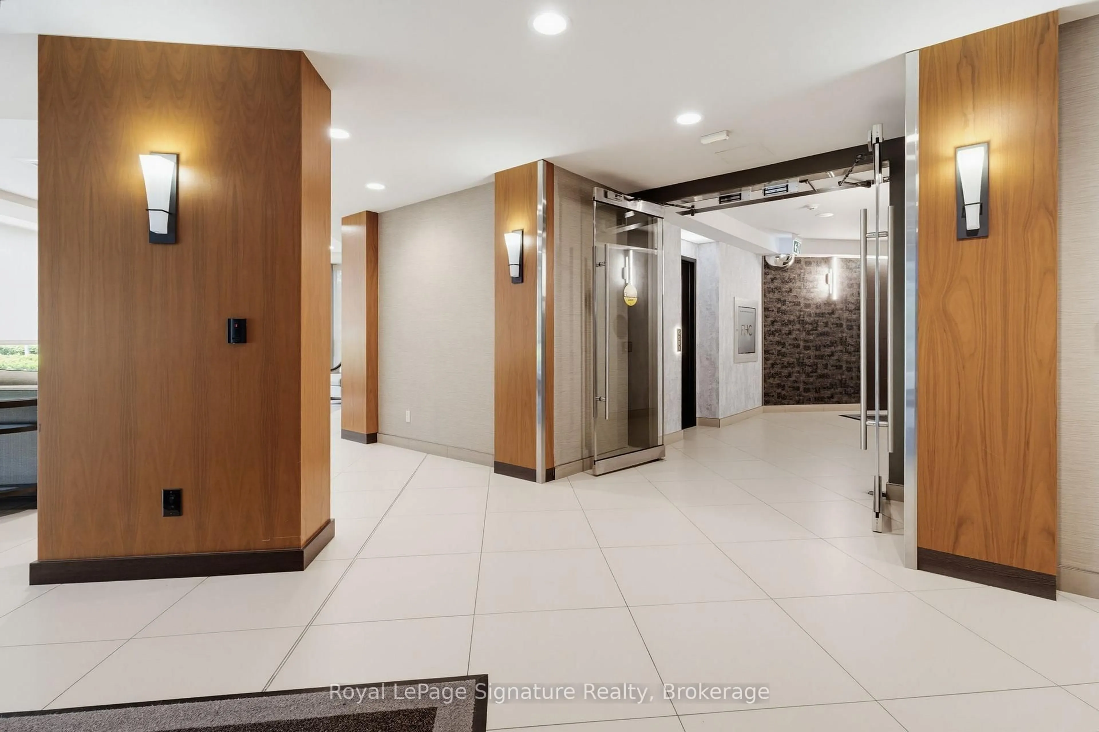 Indoor foyer for 1276 Maple Crossing Blvd #1407, Burlington Ontario L7S 2J9