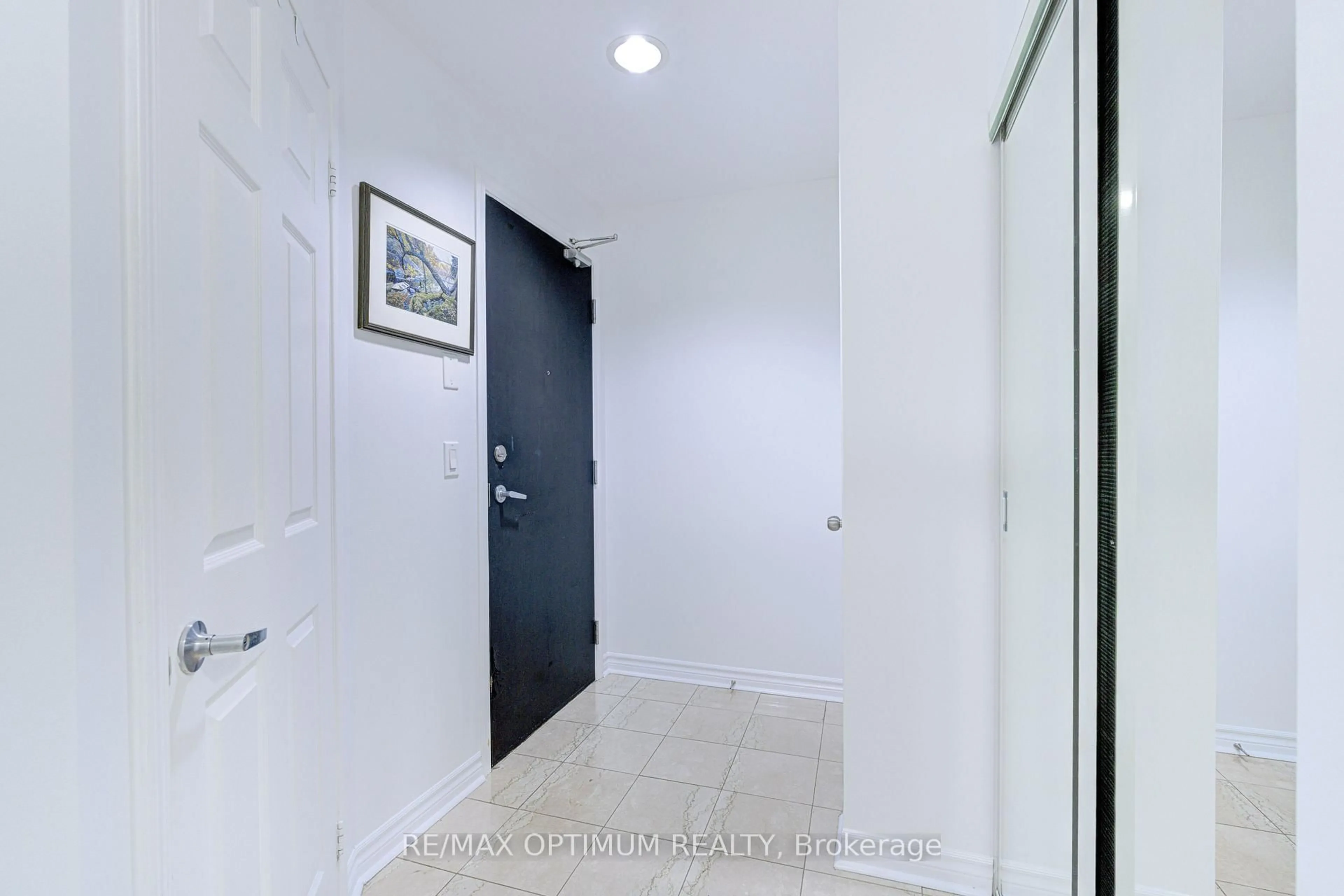 Indoor foyer for 388 Prince Of Wales Dr #2511, Mississauga Ontario L5B 0A1