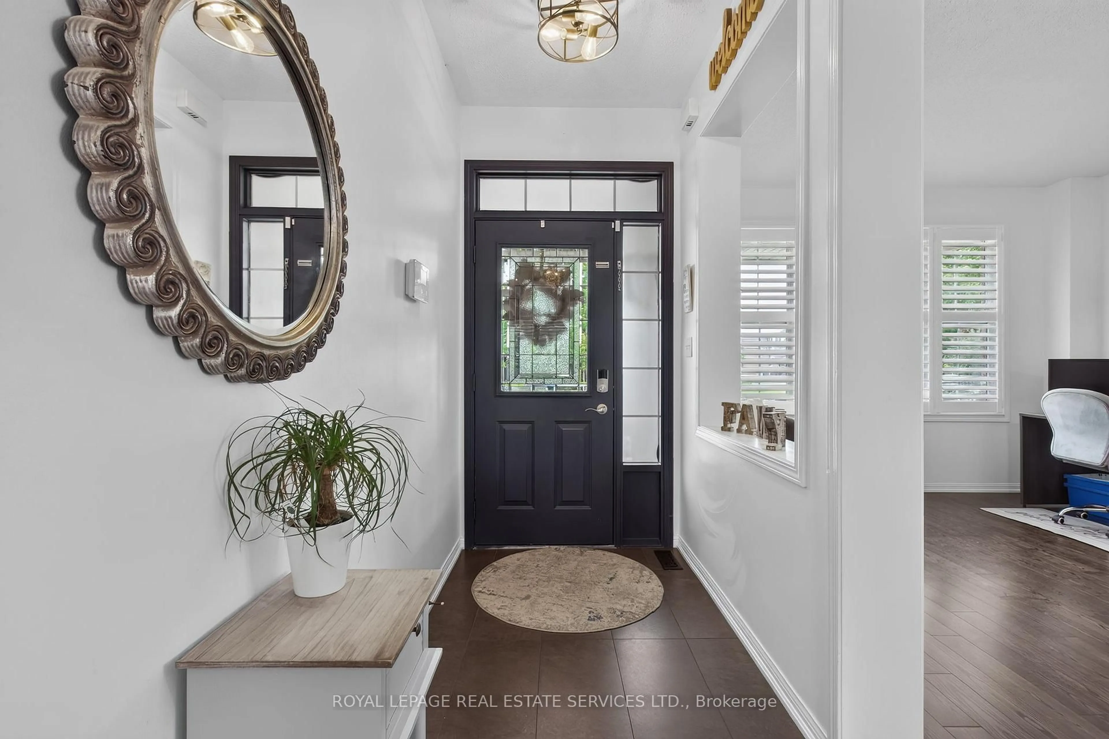 Indoor entryway for 852 Trudeau Dr, Milton Ontario L9T 5T7
