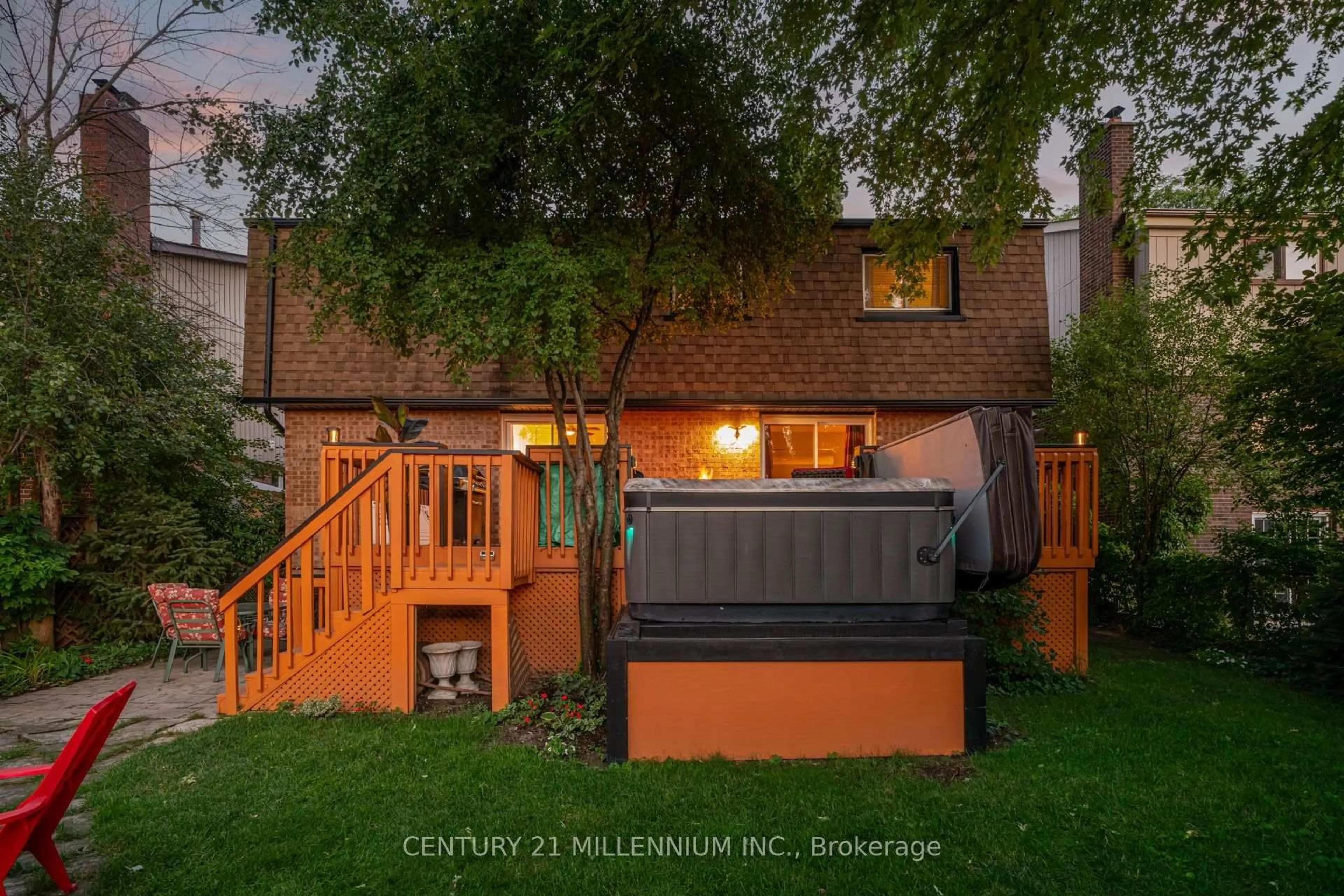 A pic from outside/outdoor area/front of a property/back of a property/a pic from drone, unknown for 31 Mansfield St, Brampton Ontario L6S 2X8