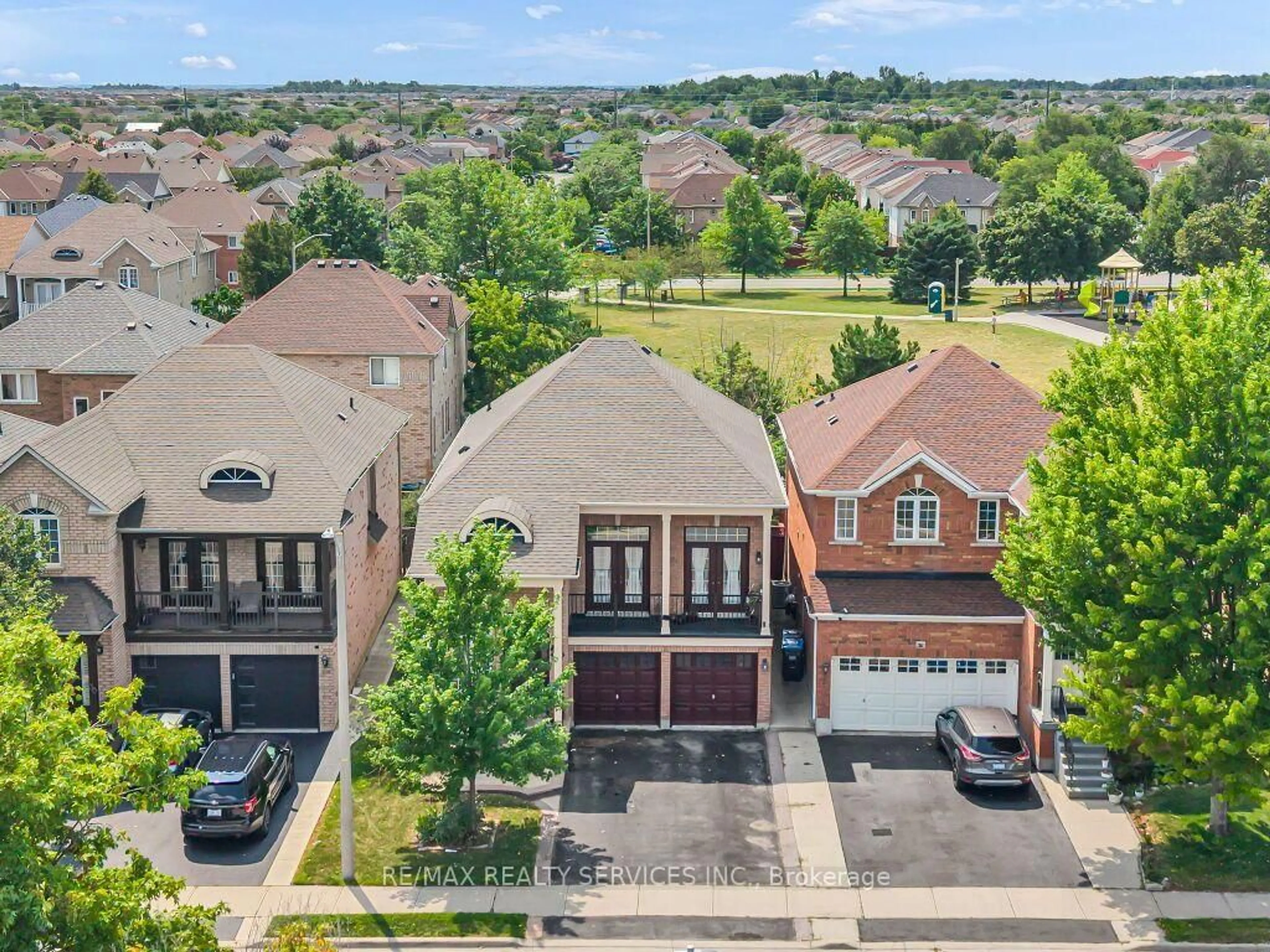 A pic from outside/outdoor area/front of a property/back of a property/a pic from drone, street for 32 Brentcliff Dr, Brampton Ontario L7A 2N1