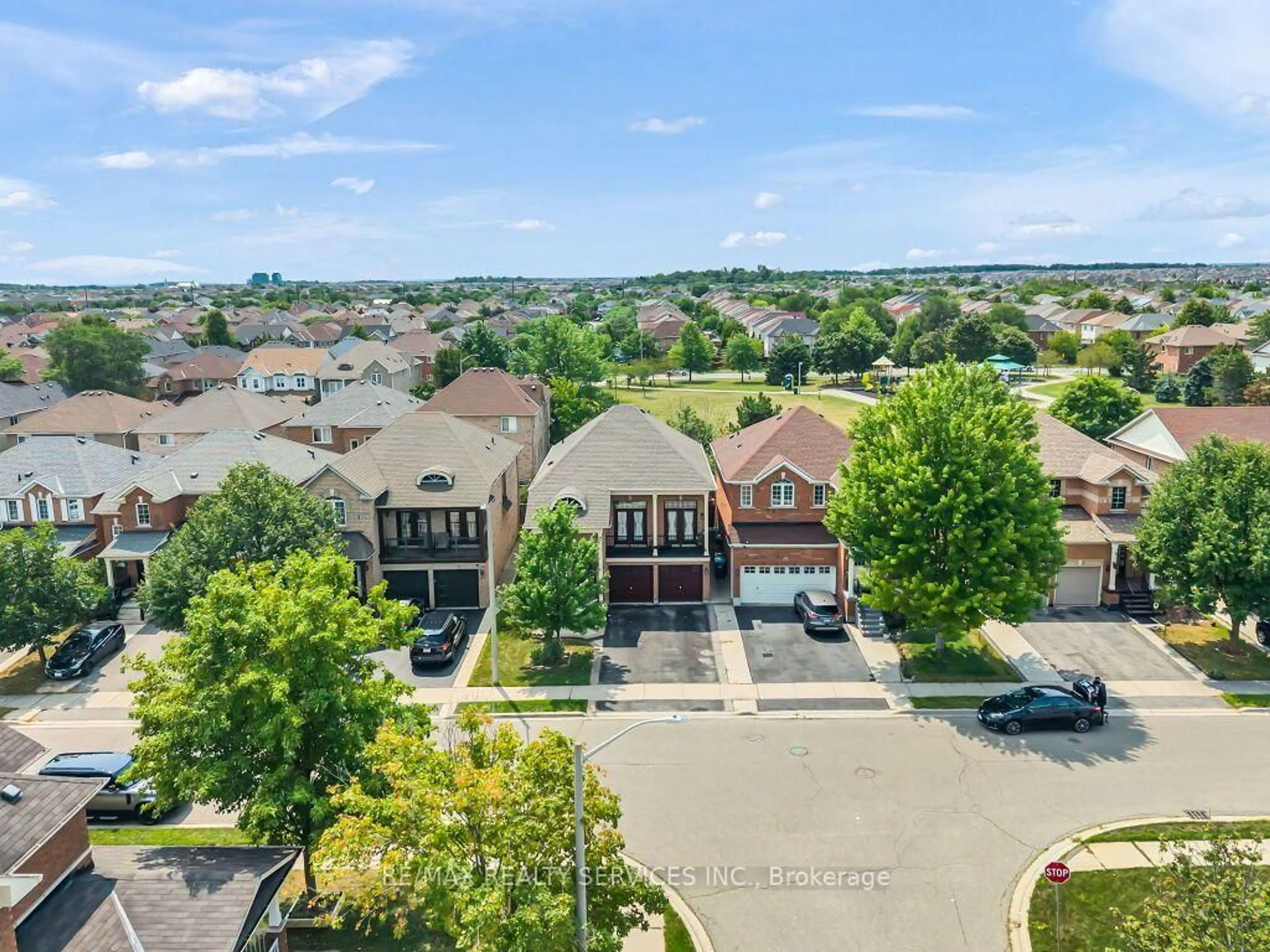 A pic from outside/outdoor area/front of a property/back of a property/a pic from drone, unknown for 32 Brentcliff Dr, Brampton Ontario L7A 2N1