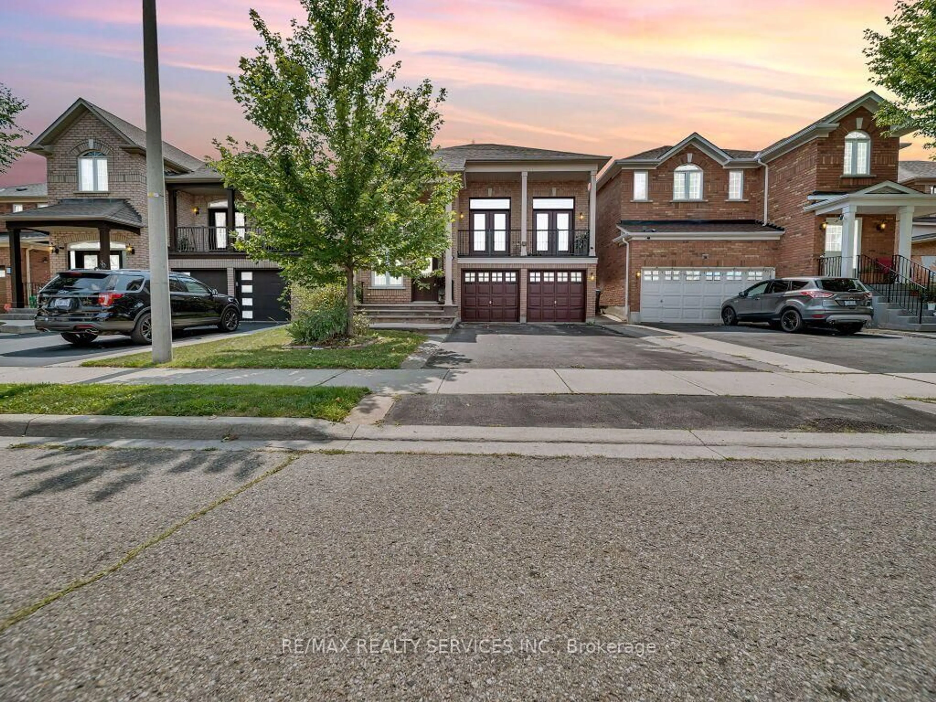 A pic from outside/outdoor area/front of a property/back of a property/a pic from drone, street for 32 Brentcliff Dr, Brampton Ontario L7A 2N1