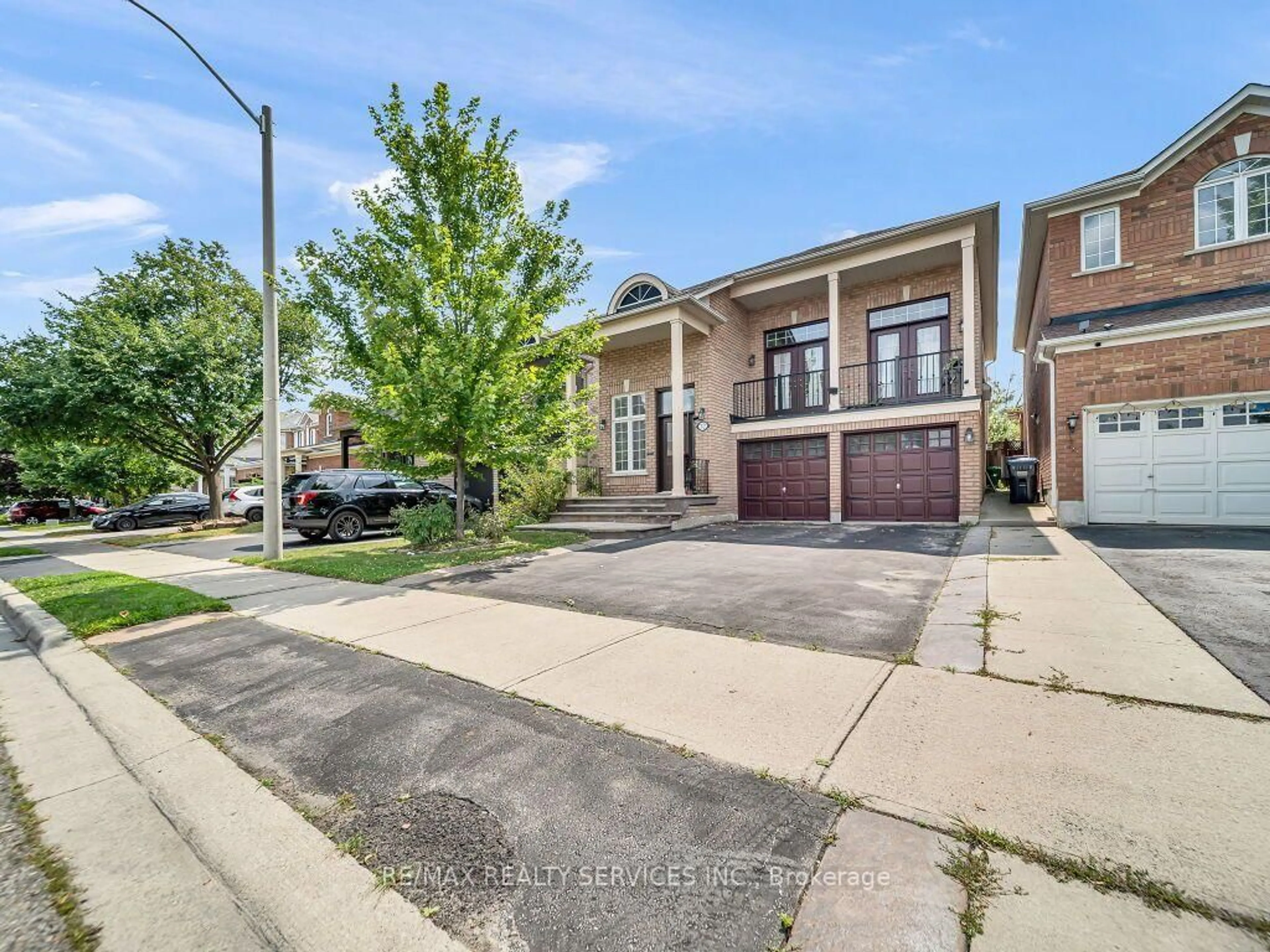Home with brick exterior material, street for 32 Brentcliff Dr, Brampton Ontario L7A 2N1