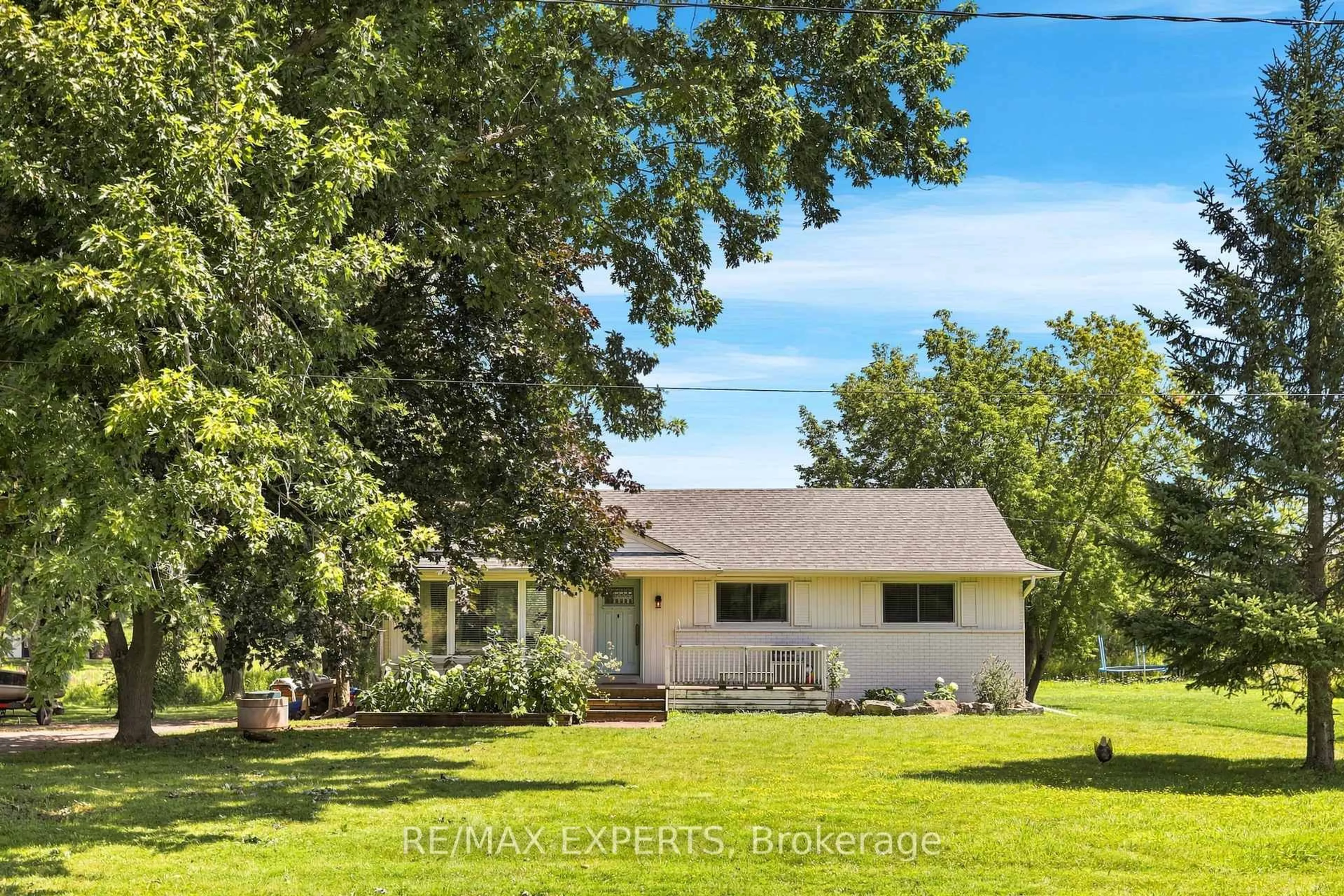 A pic from outside/outdoor area/front of a property/back of a property/a pic from drone, street for 2724 8 Sdrd, Burlington Ontario L7P 0E6