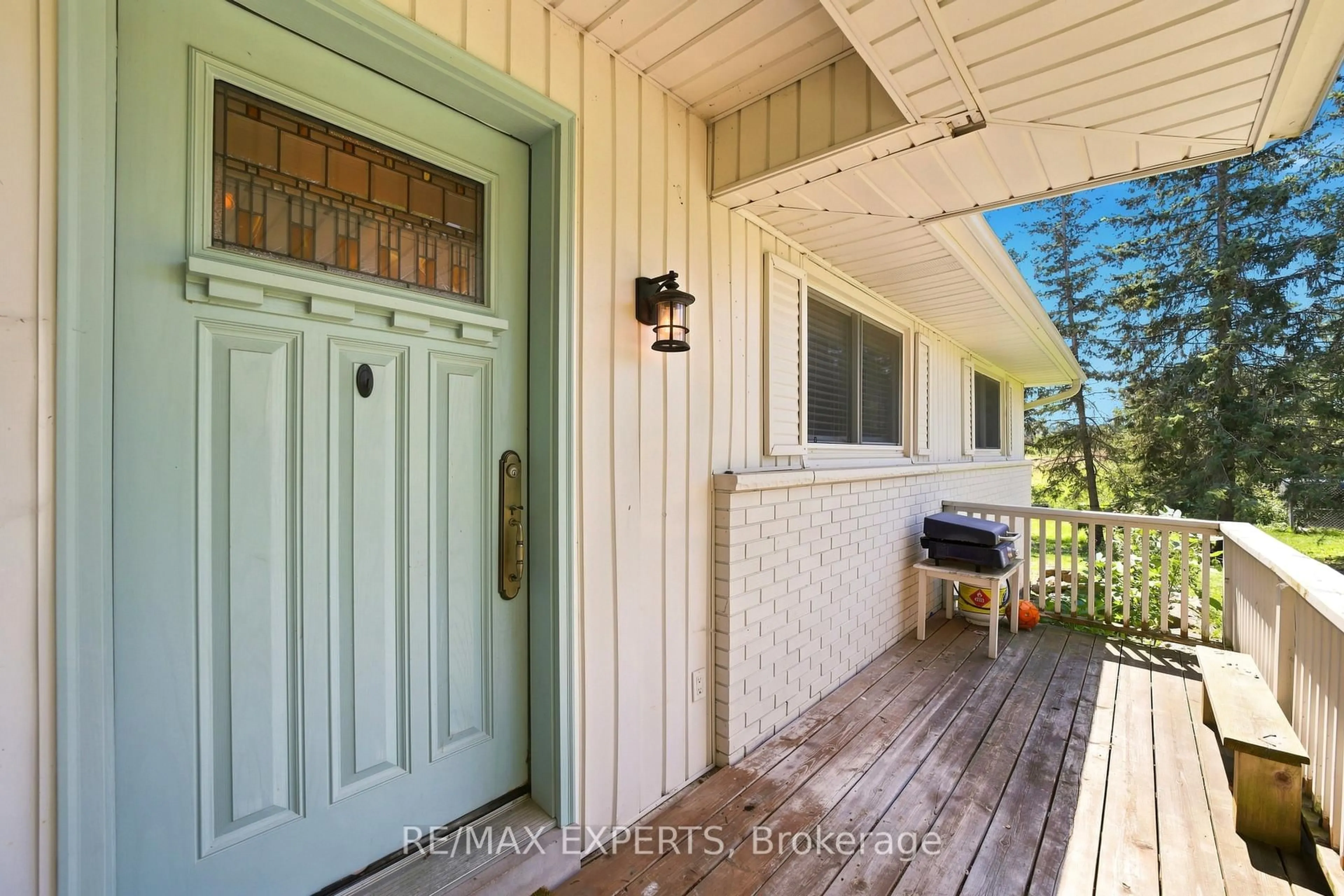 Indoor entryway for 2724 8 Sdrd, Burlington Ontario L7P 0E6
