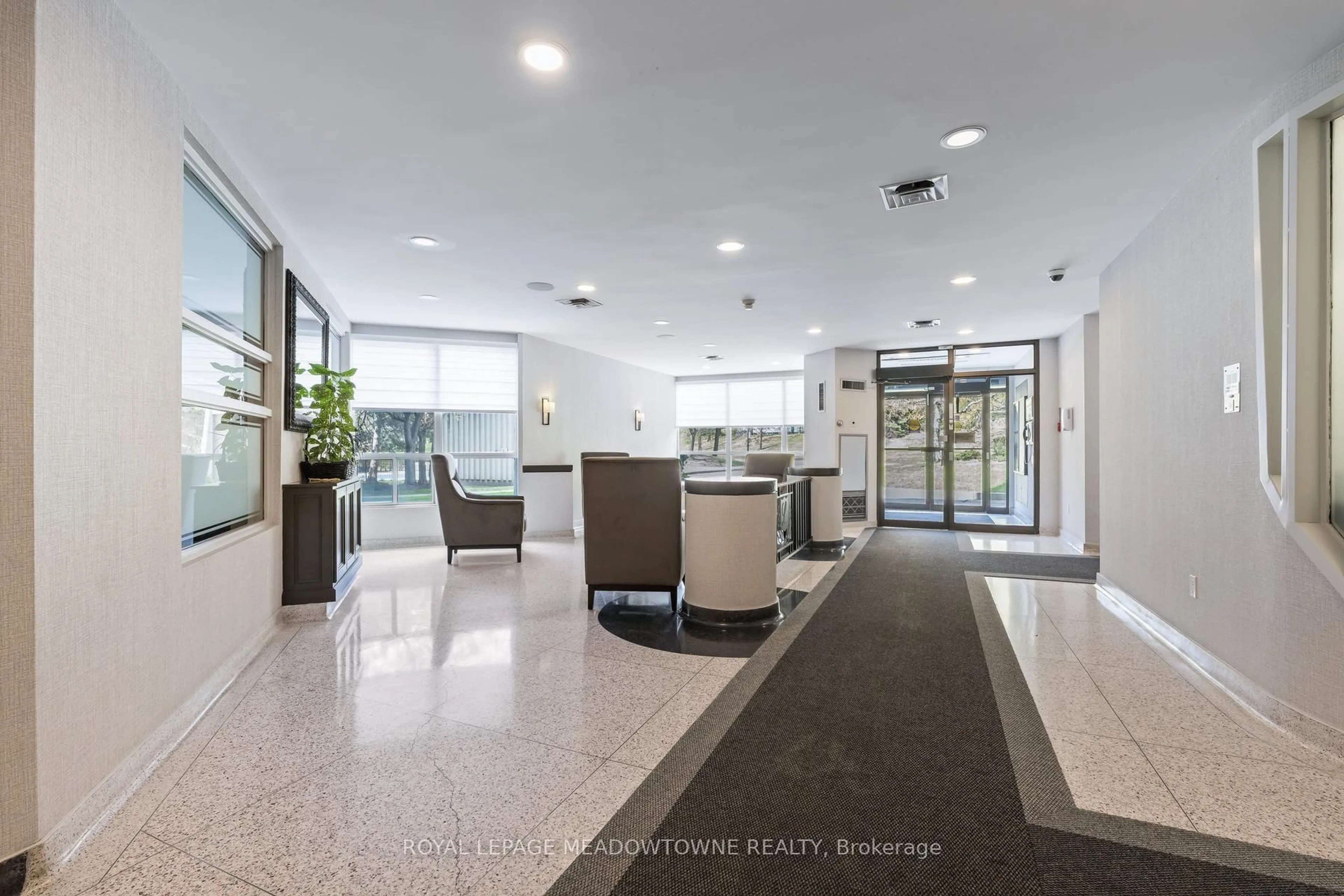 Indoor foyer for 10 Laurelcrest St #104, Brampton Ontario L6S 5Y3