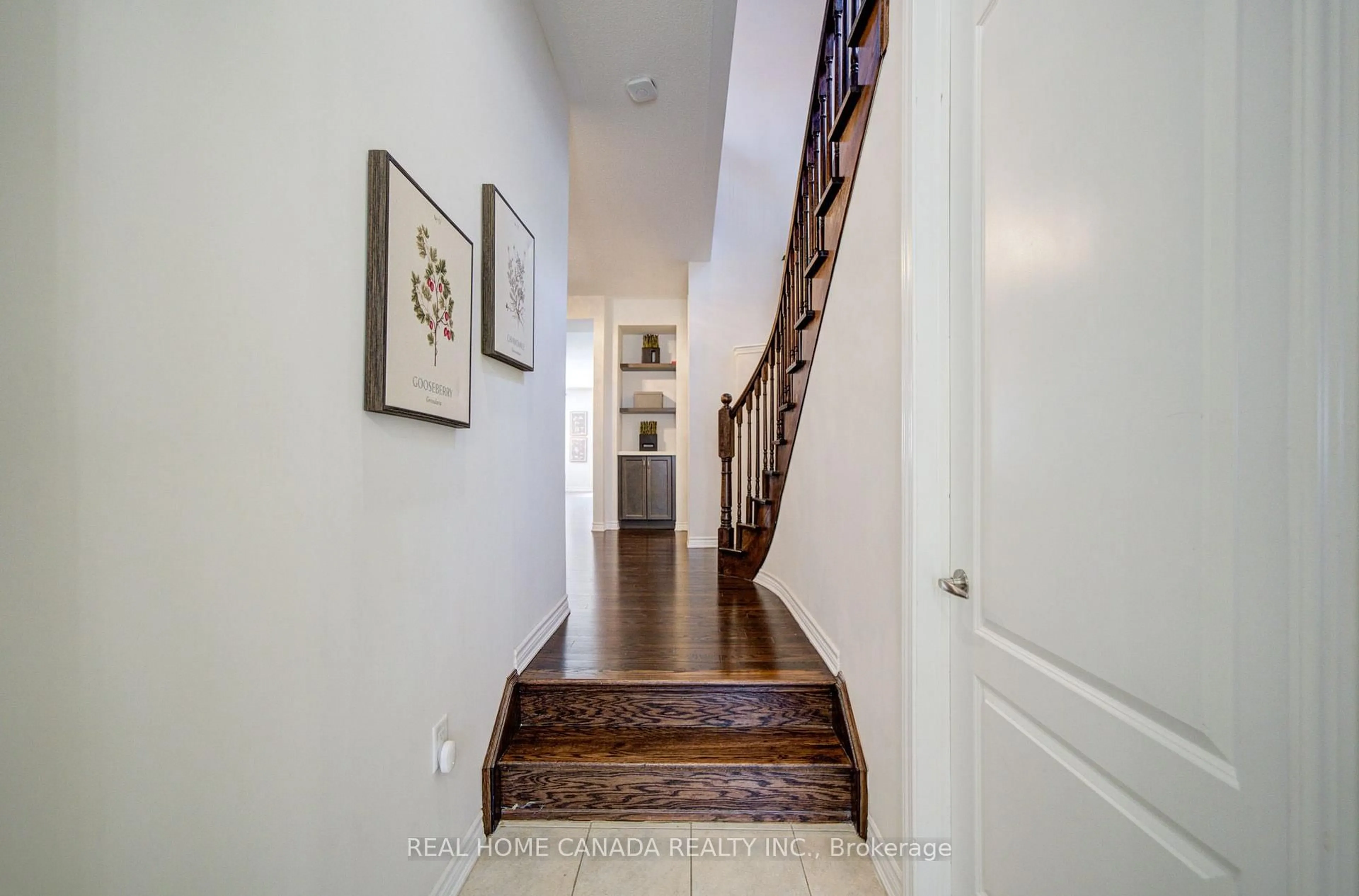 Indoor entryway for 558 Bartleman Terrace, Milton Ontario L9T 6Z4