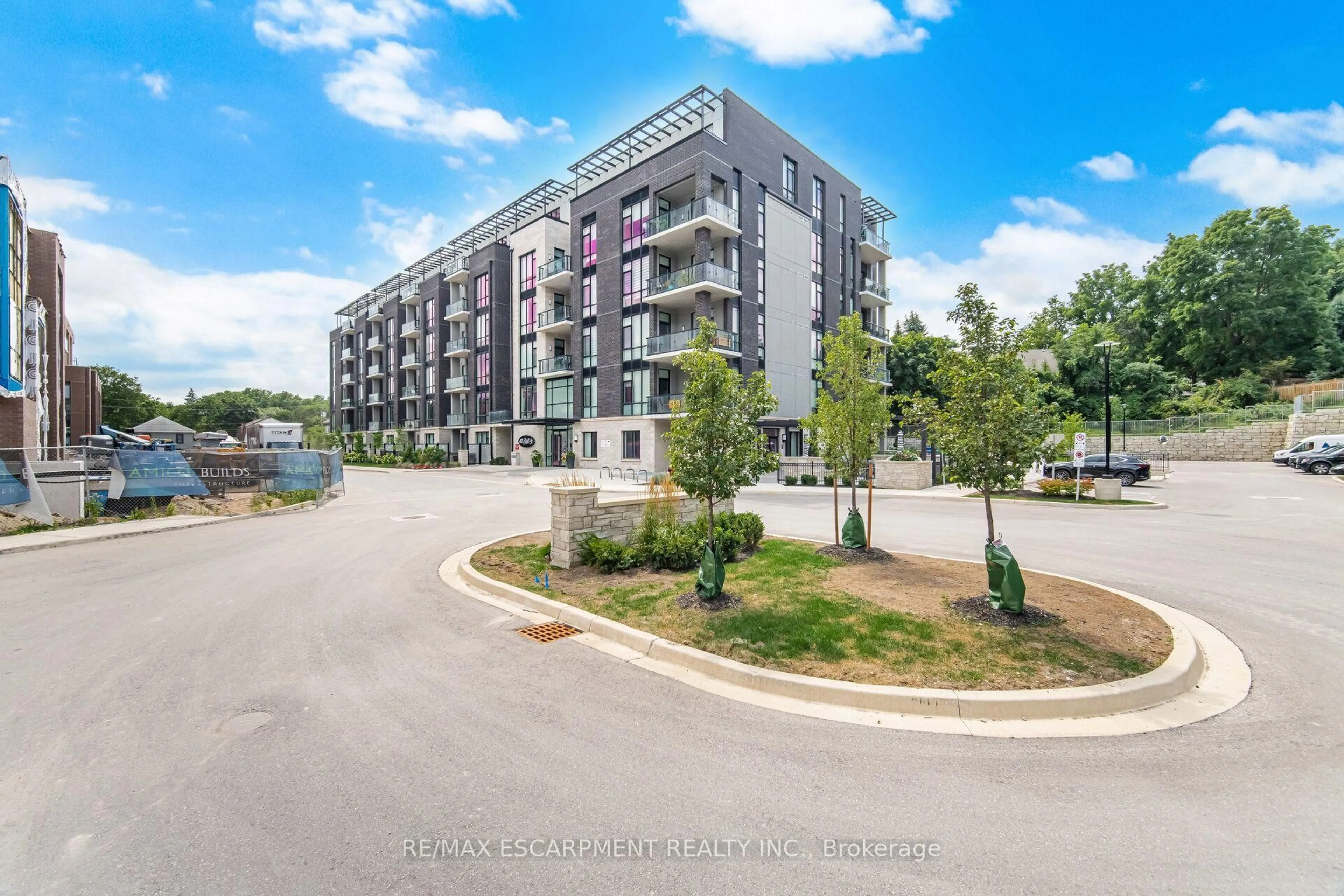 A pic from outside/outdoor area/front of a property/back of a property/a pic from drone, unknown for 42 Mill St #210, Halton Hills Ontario L7G 0P9