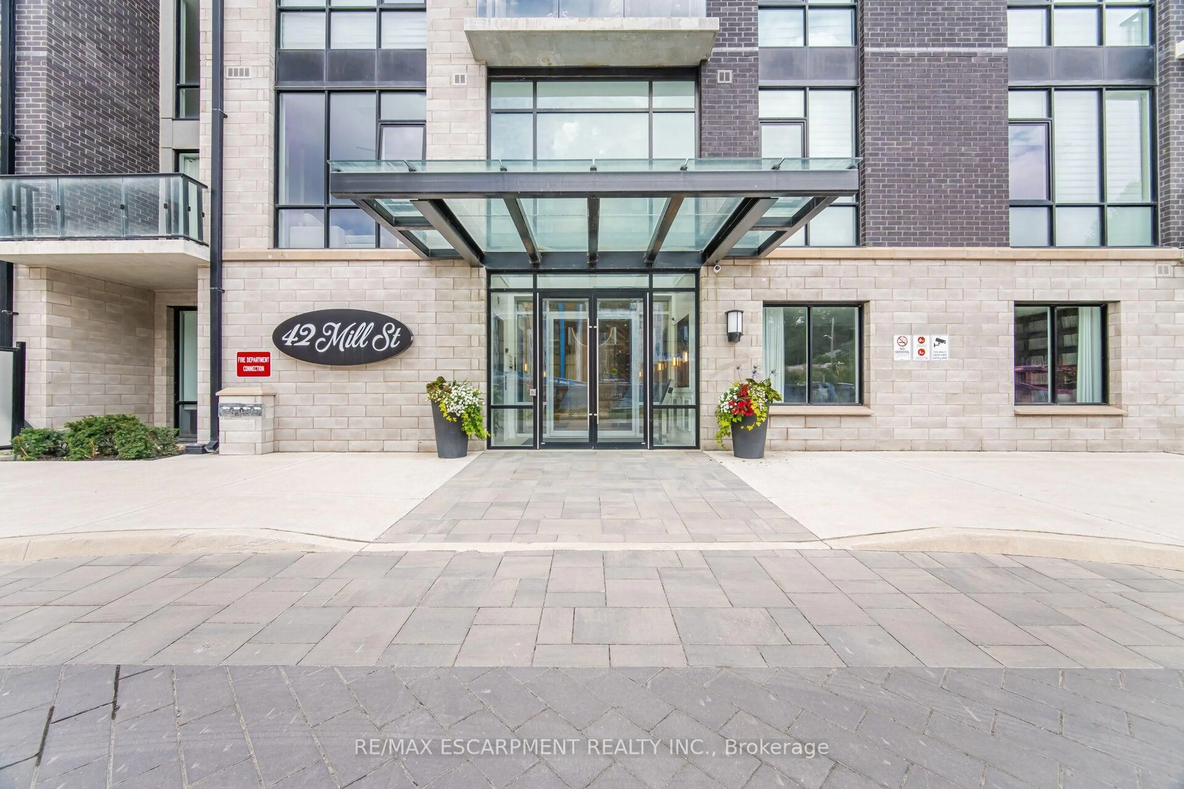 Indoor foyer for 42 Mill St #210, Halton Hills Ontario L7G 0P9