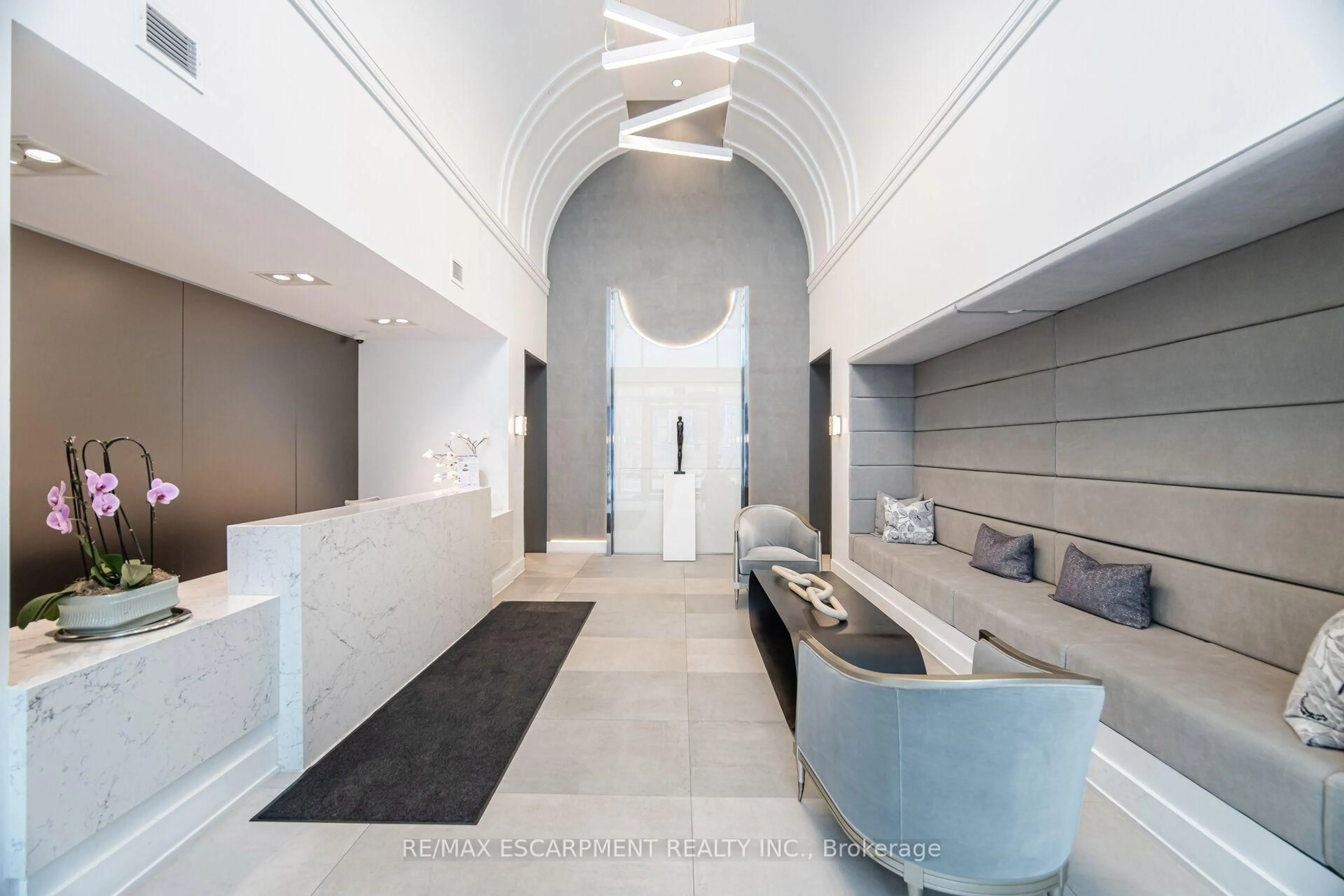 Indoor foyer for 42 Mill St #210, Halton Hills Ontario L7G 0P9