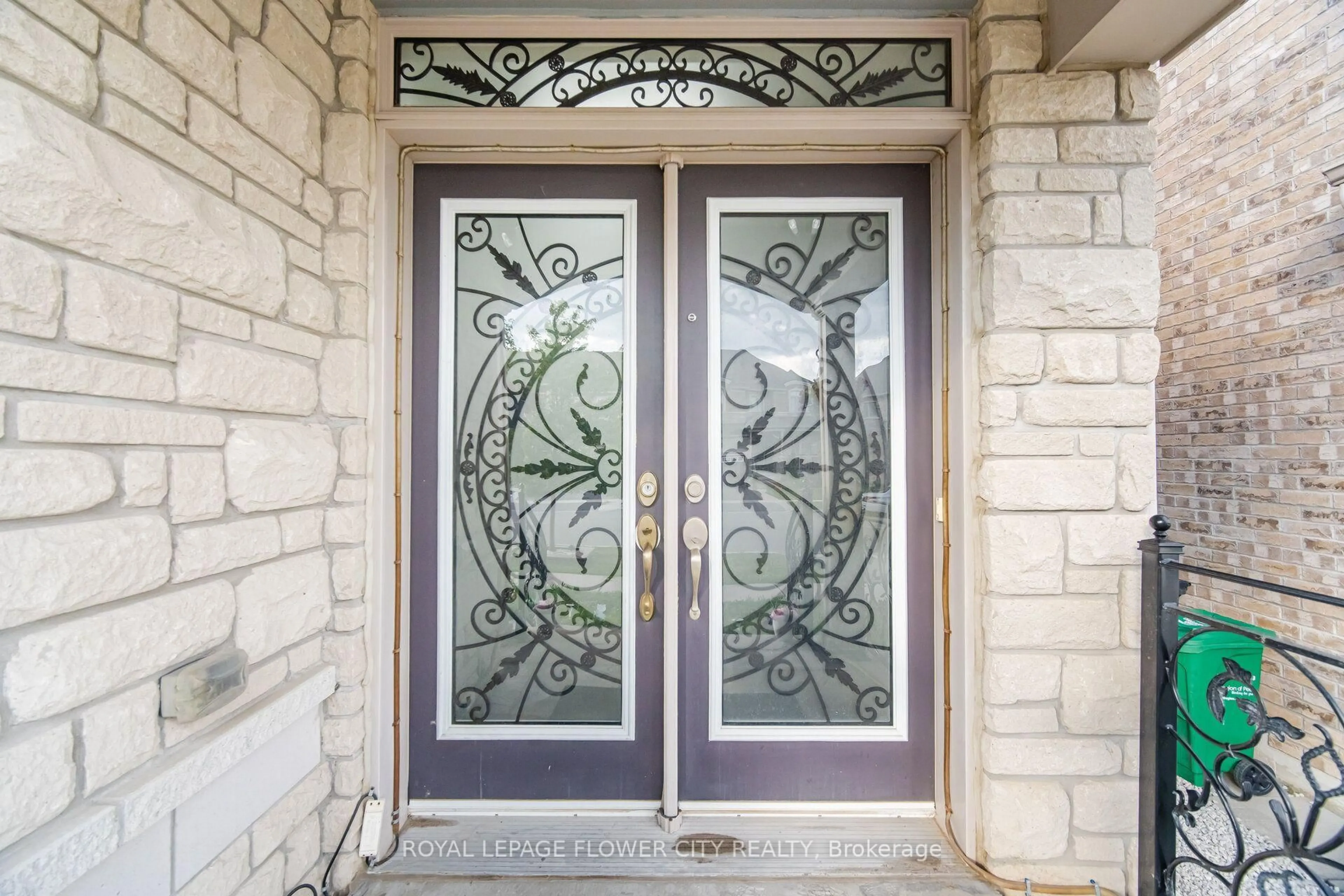 Indoor entryway for 93 John Carroll Dr, Brampton Ontario L6P 0H7