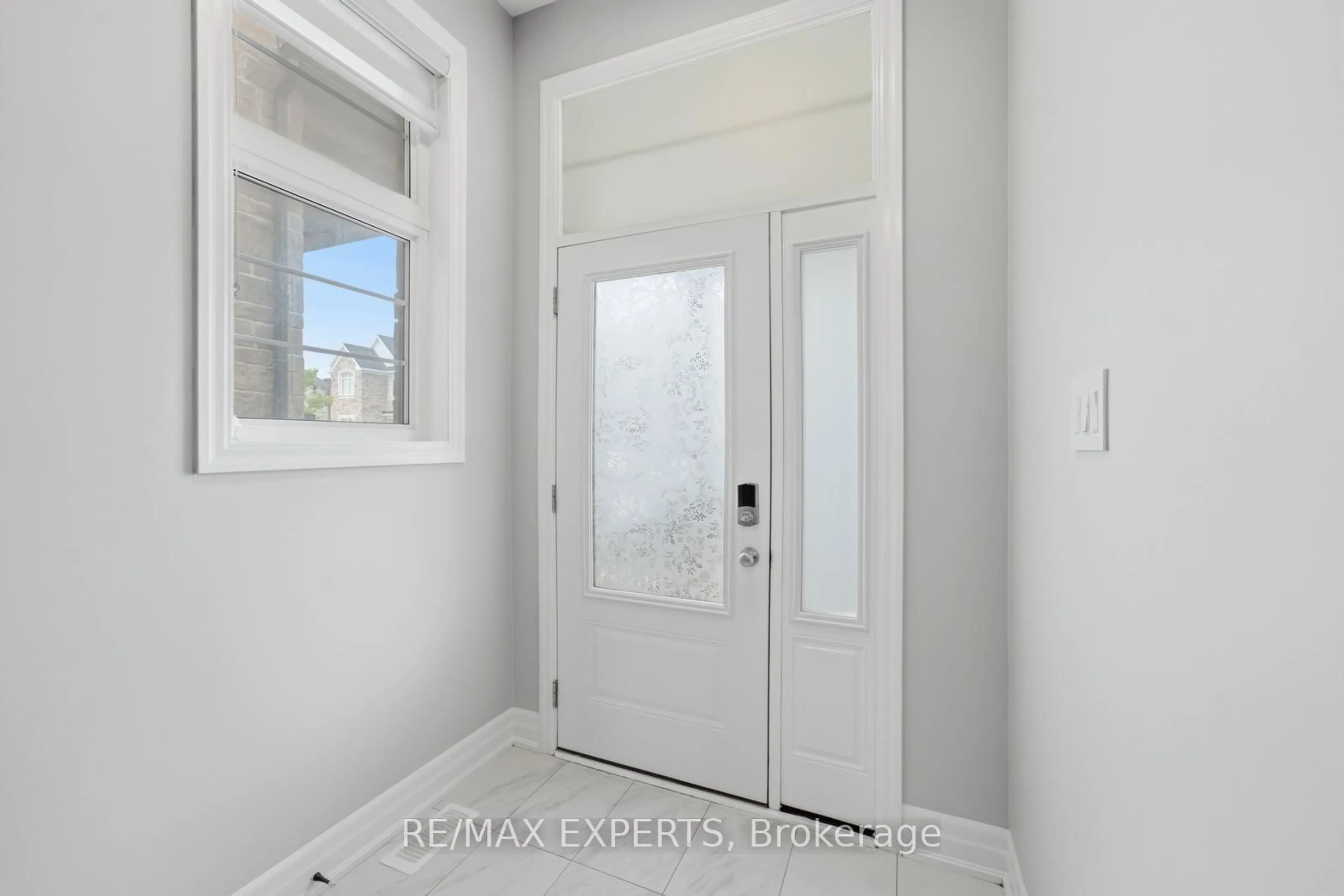 Indoor entryway for 1296 Aymond Cres, Oakville Ontario L6H 7W8