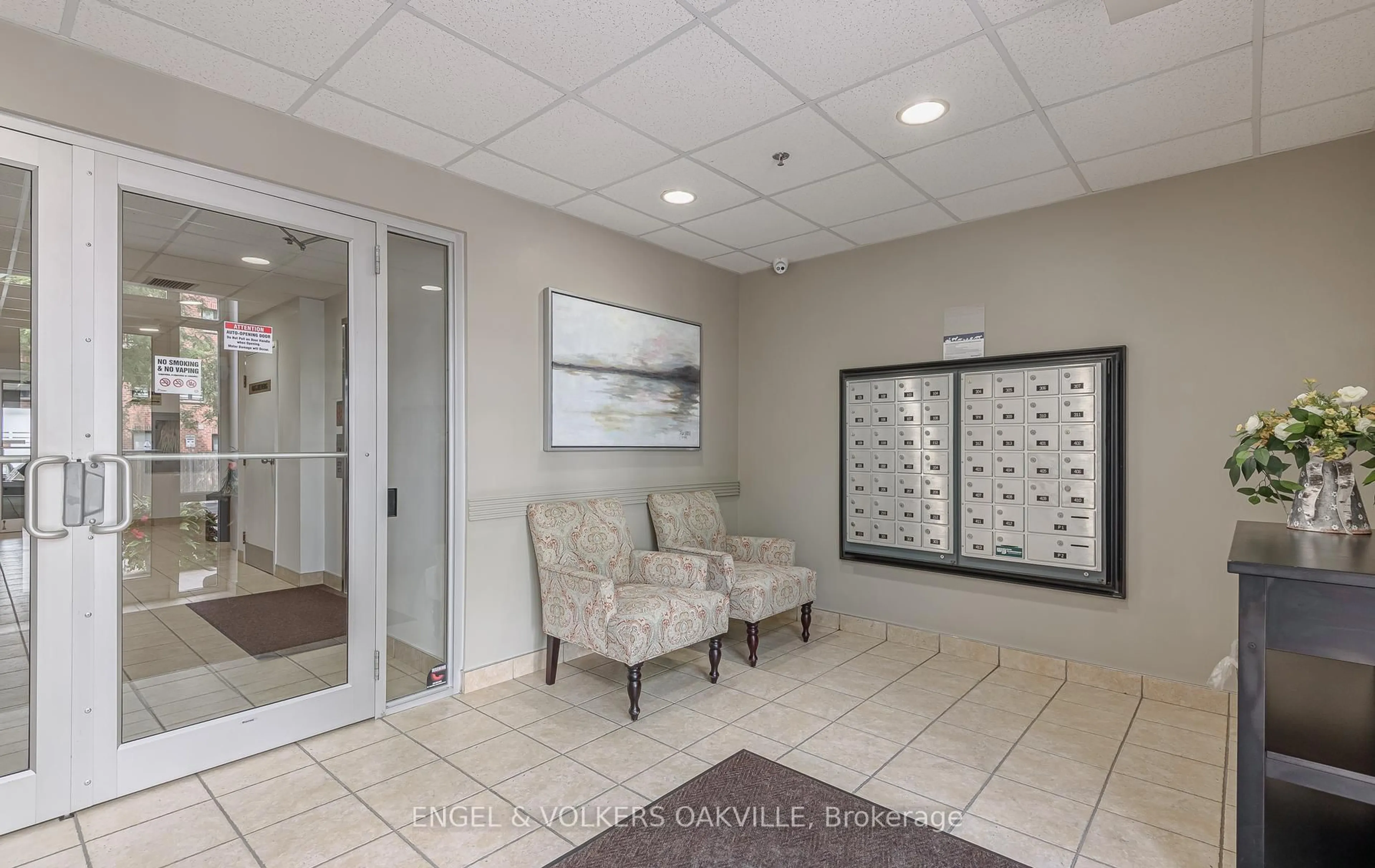 Indoor foyer for 391 Plains Rd #404, Burlington Ontario L7T 4M2