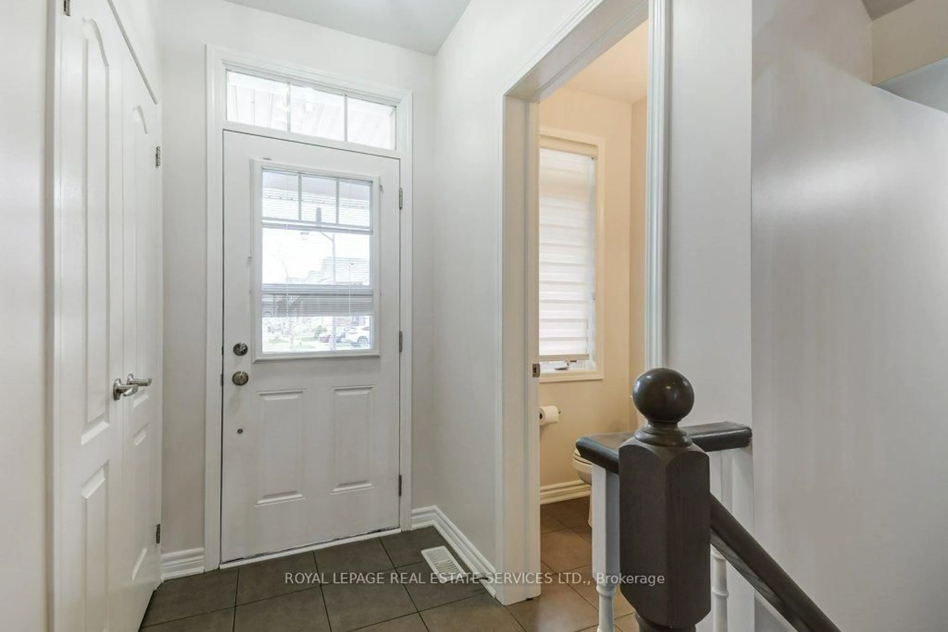 Indoor entryway for 329 Gooding Cres, Milton Ontario L9E 0A9