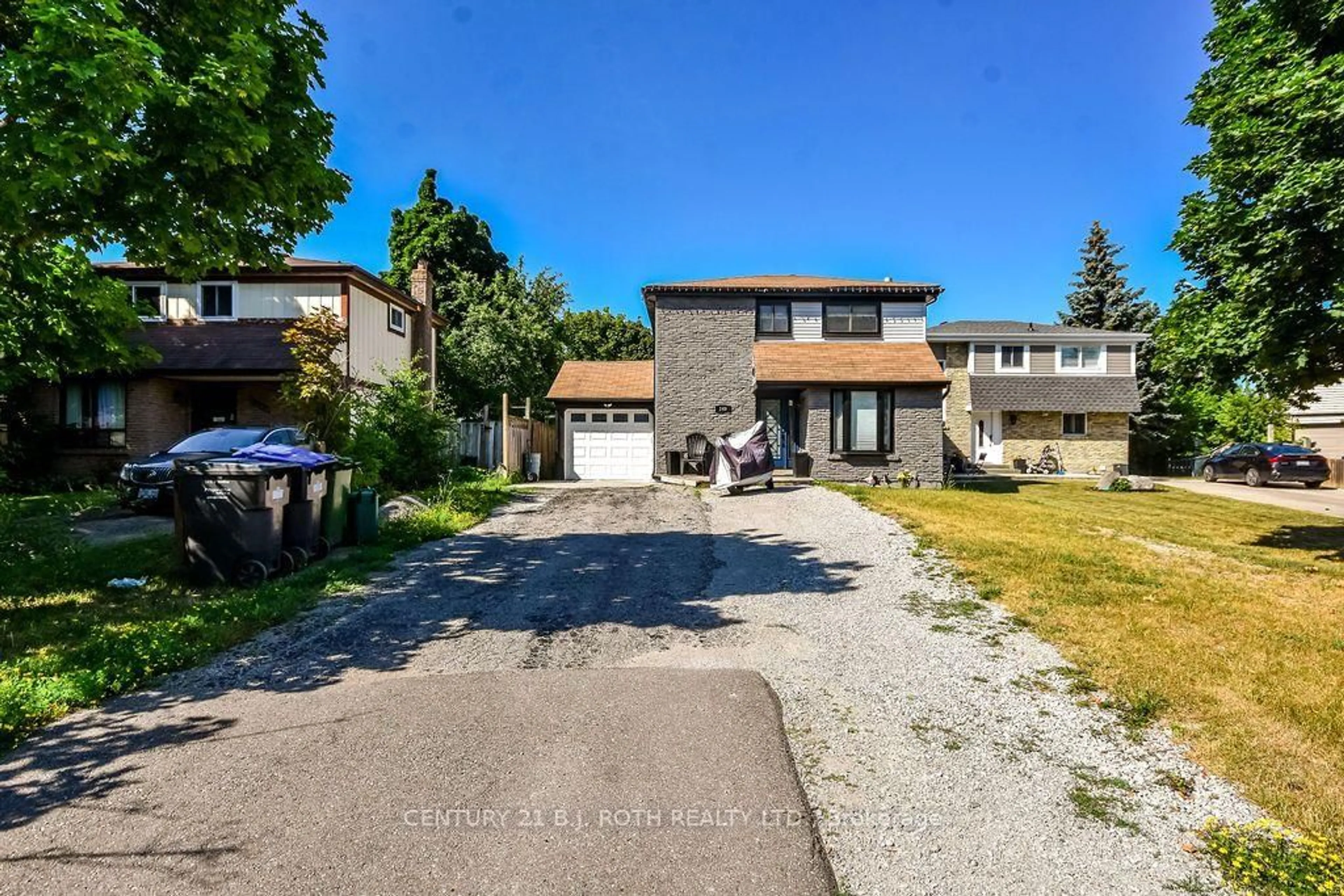 A pic from outside/outdoor area/front of a property/back of a property/a pic from drone, street for 249 Leavens Crt, Caledon Ontario L7E 2A8