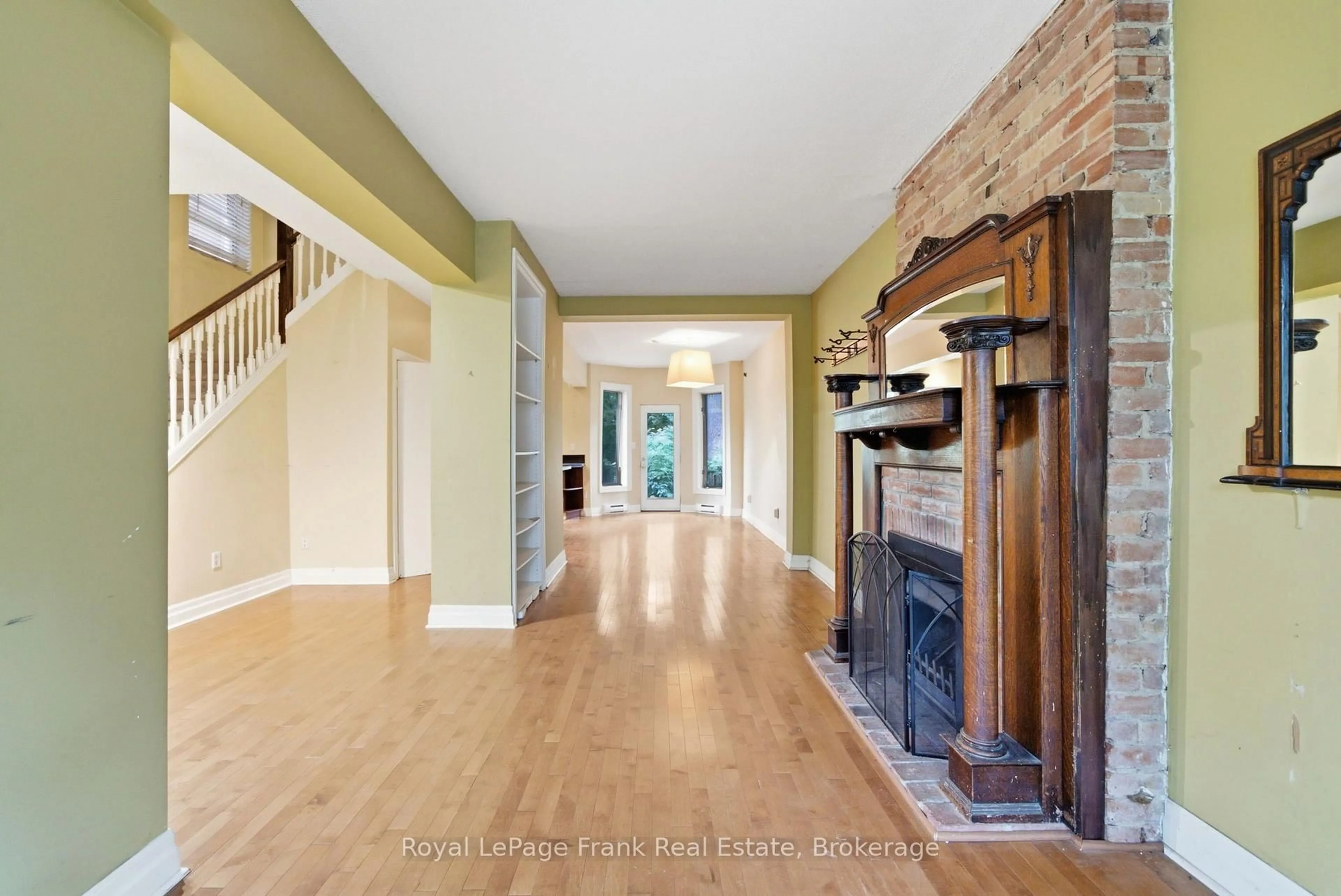 Indoor foyer for 778 Shaw St, Toronto Ontario M6G 3M1