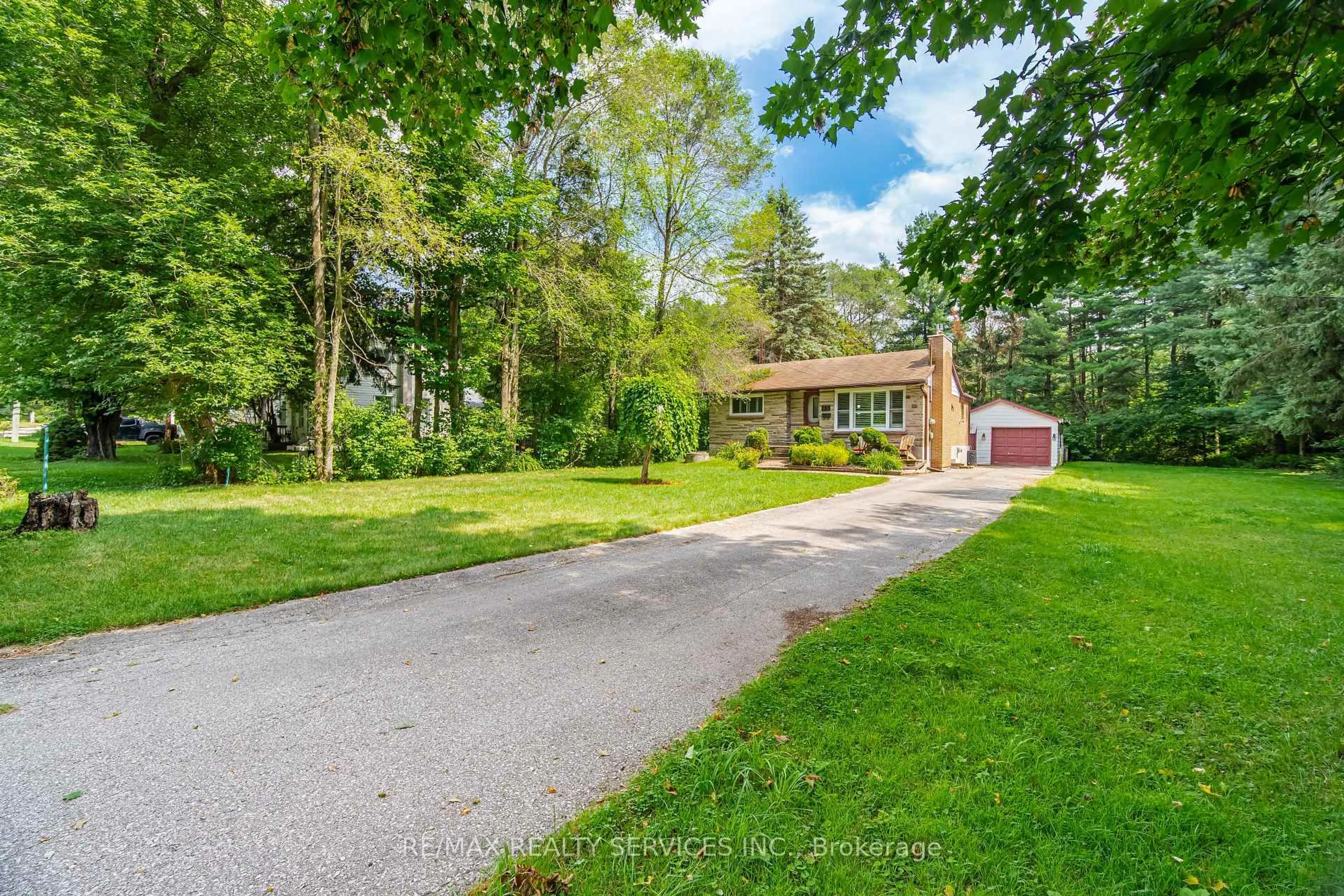 A pic from outside/outdoor area/front of a property/back of a property/a pic from drone, street for 43 Maple Ave, Caledon Ontario L7C 1J5