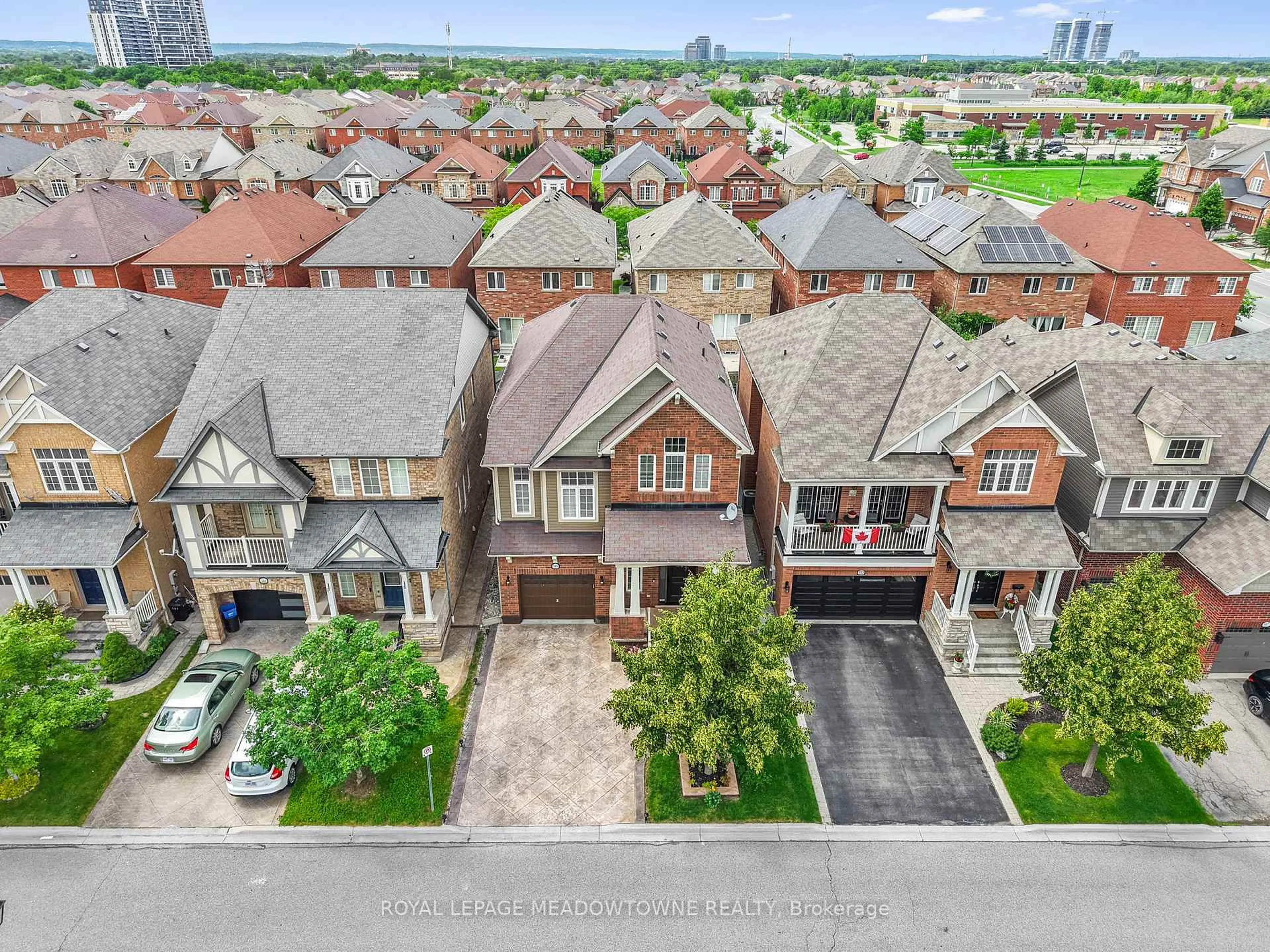A pic from outside/outdoor area/front of a property/back of a property/a pic from drone, street for 589 Bartleman Terr, Milton Ontario L9T 6Z4
