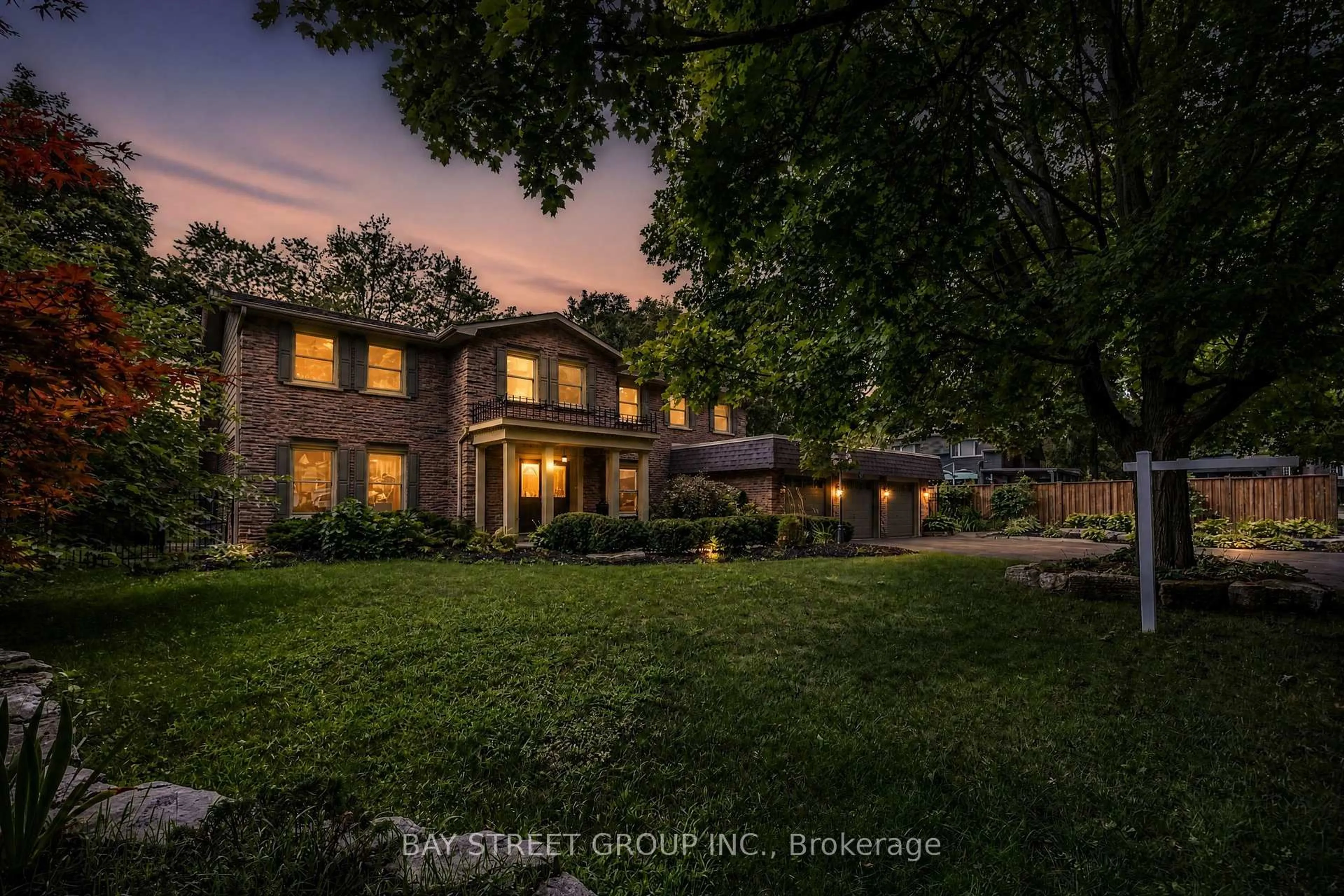 A pic from outside/outdoor area/front of a property/back of a property/a pic from drone, street for 244 Colchester Dr, Oakville Ontario L6J 5S5
