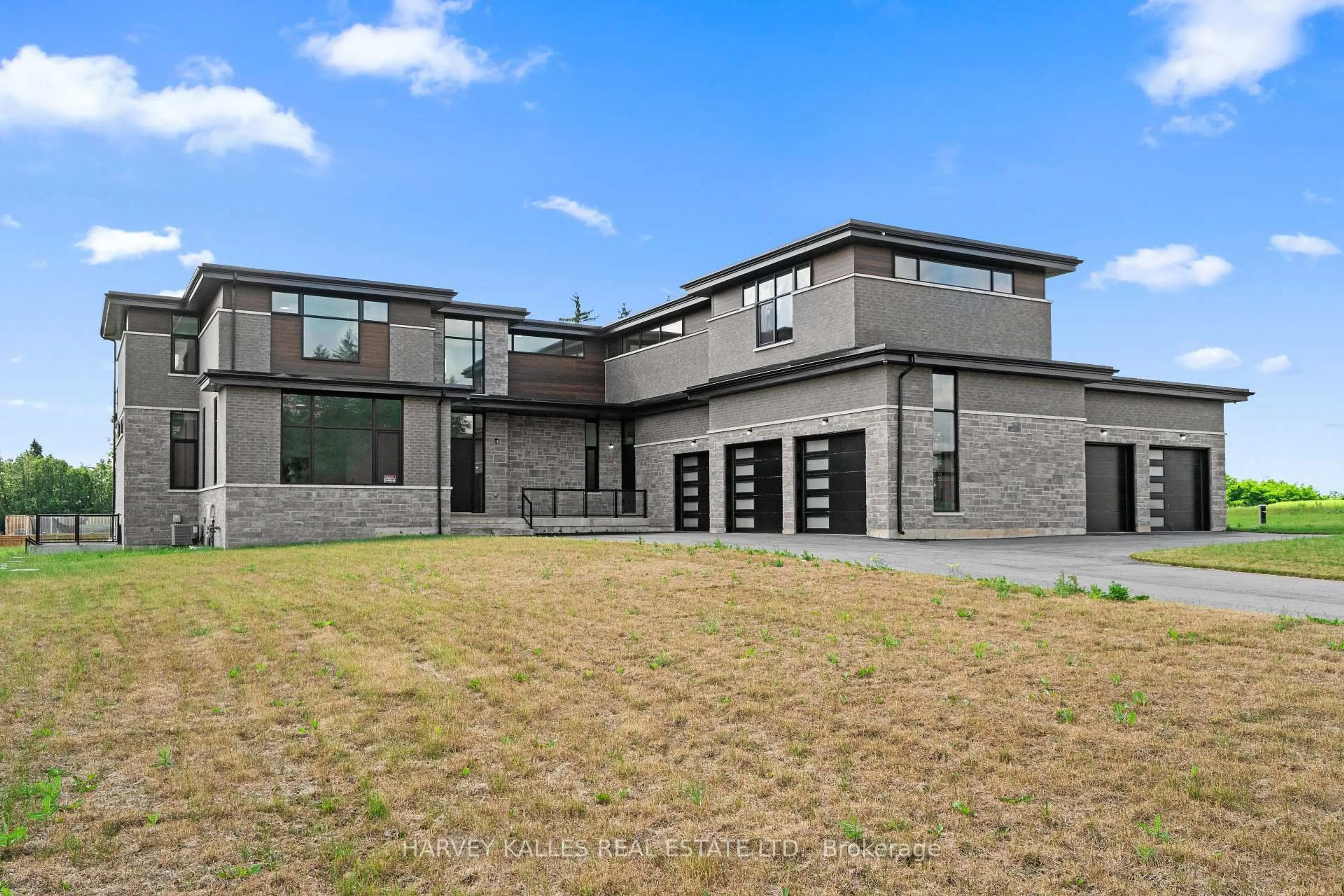 Home with brick exterior material, unknown for 2 Sugarbush Crt, Halton Hills Ontario L7G 4S7
