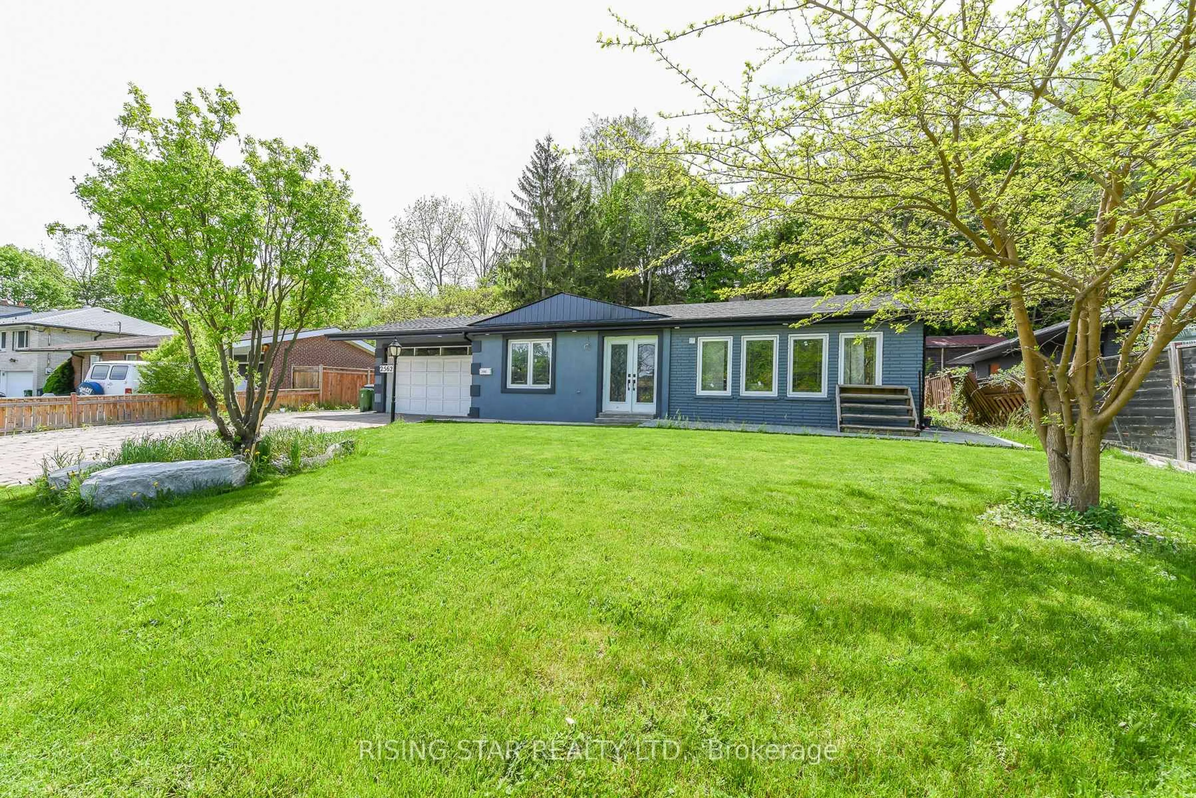 A pic from outside/outdoor area/front of a property/back of a property/a pic from drone, unknown for 2562 Islington Ave Ave, Toronto Ontario M9V 2X2