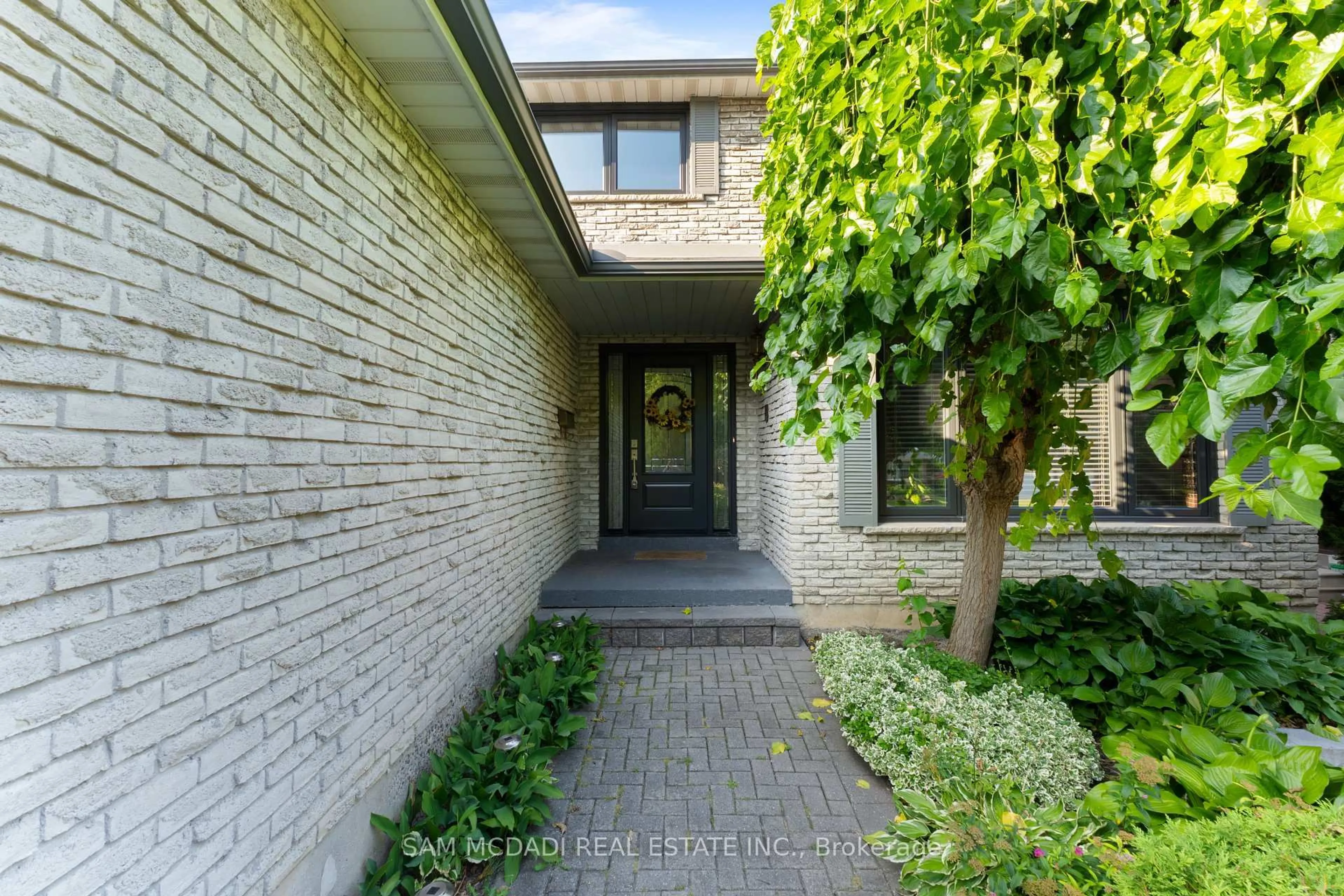 Home with brick exterior material, street for 1077 Saginaw Cres, Mississauga Ontario L5H 3W4