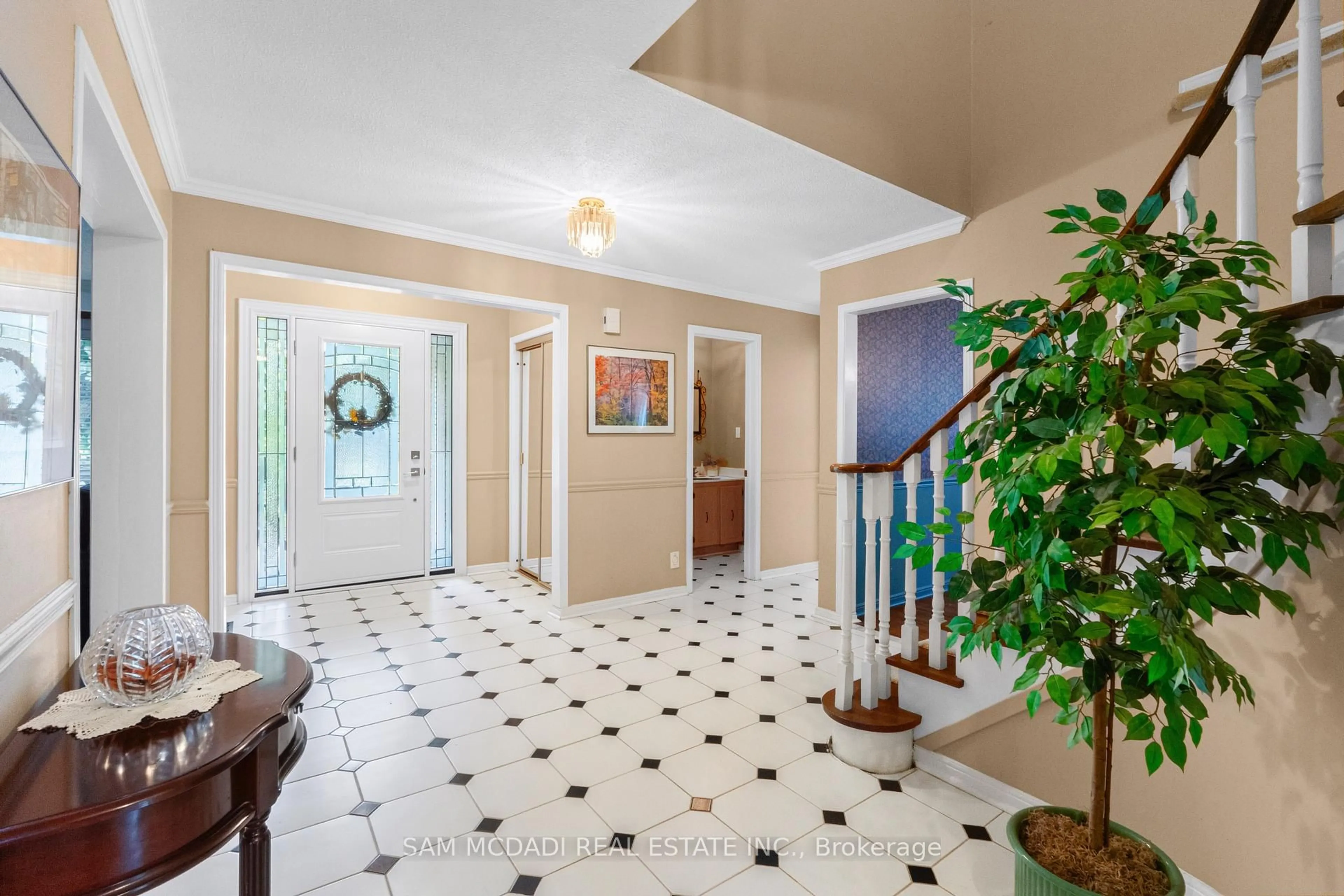Indoor foyer for 1077 Saginaw Cres, Mississauga Ontario L5H 3W4