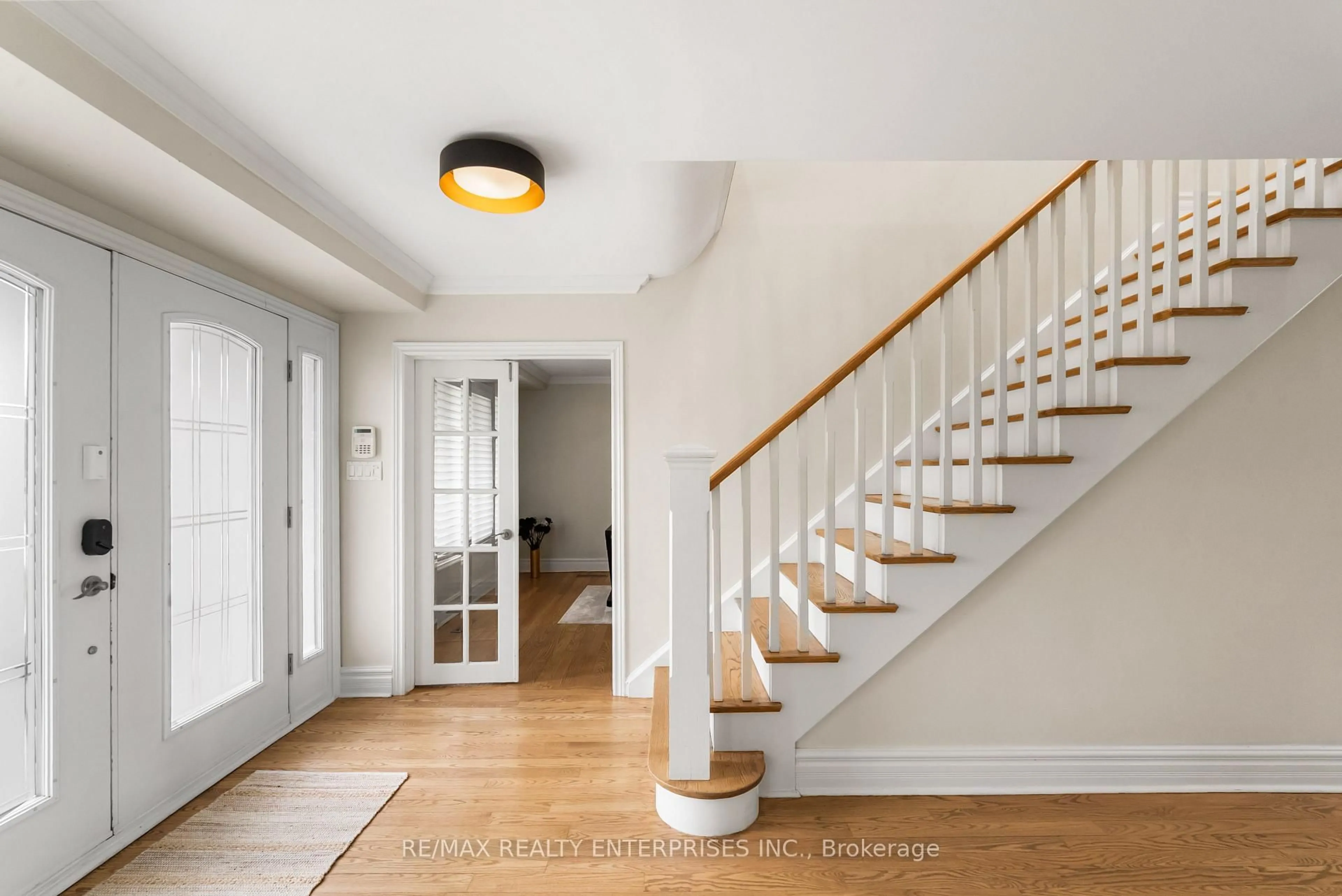 Indoor entryway for 2154 Oneida Cres, Mississauga Ontario L5C 1V6