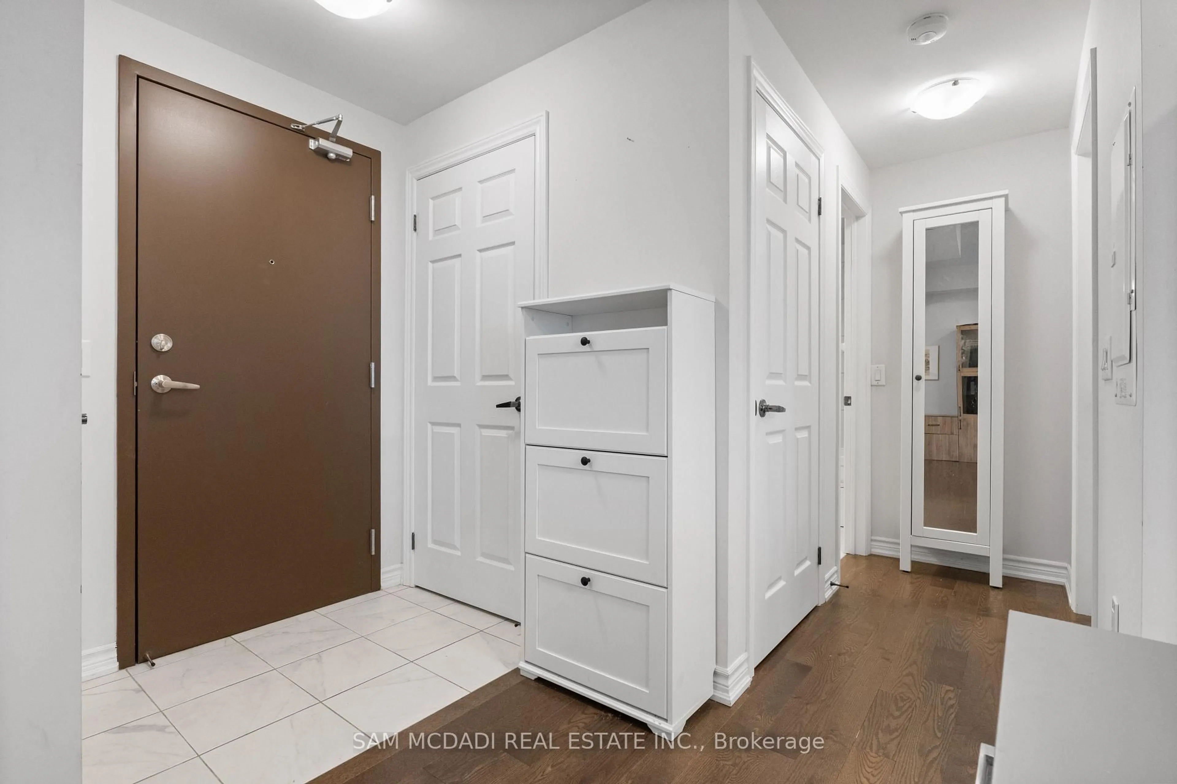 Indoor entryway for 215 Broadway St #308, Mississauga Ontario L5M 1J1