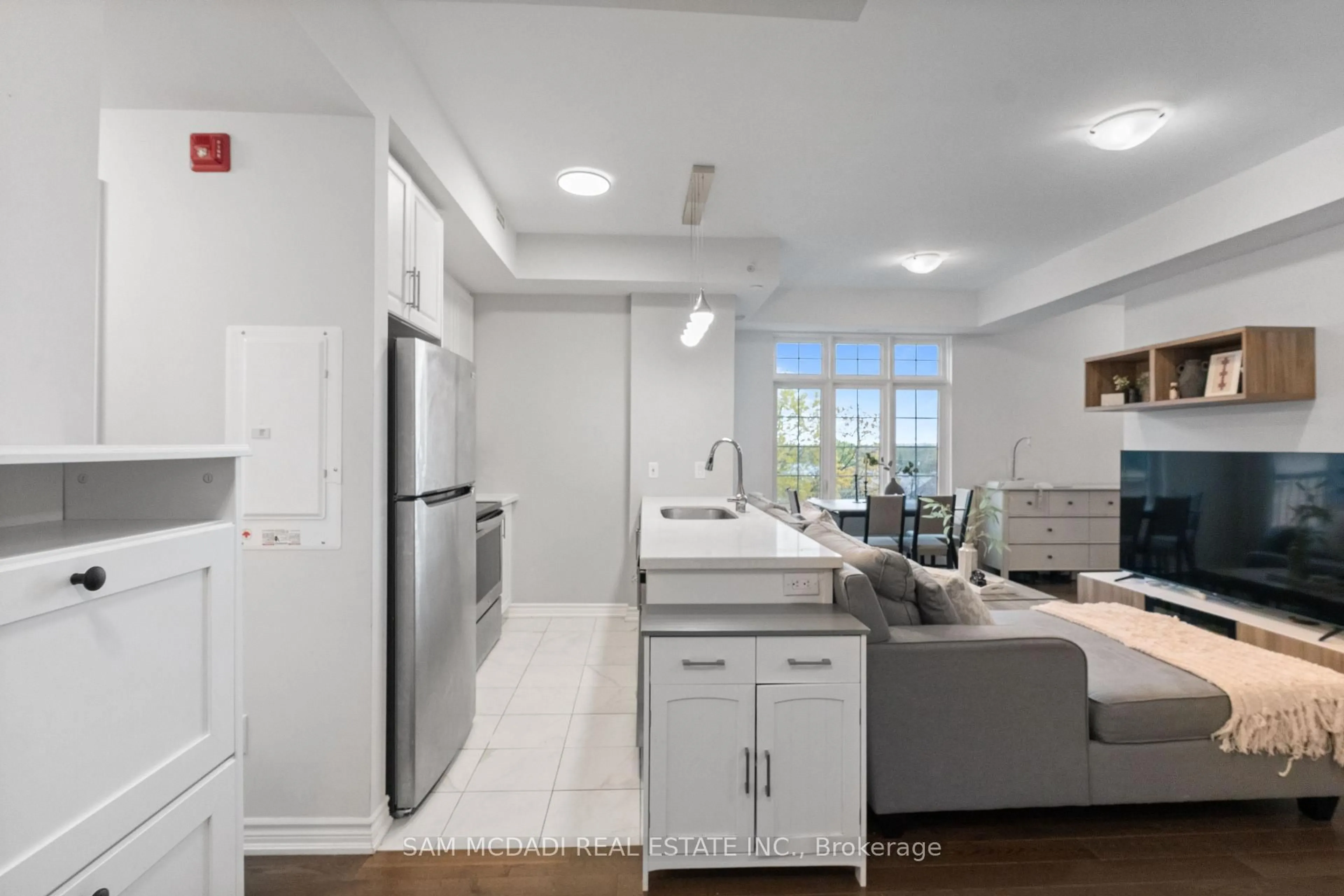 Open concept kitchen, ceramic/tile floor for 215 Broadway St #308, Mississauga Ontario L5M 1J1