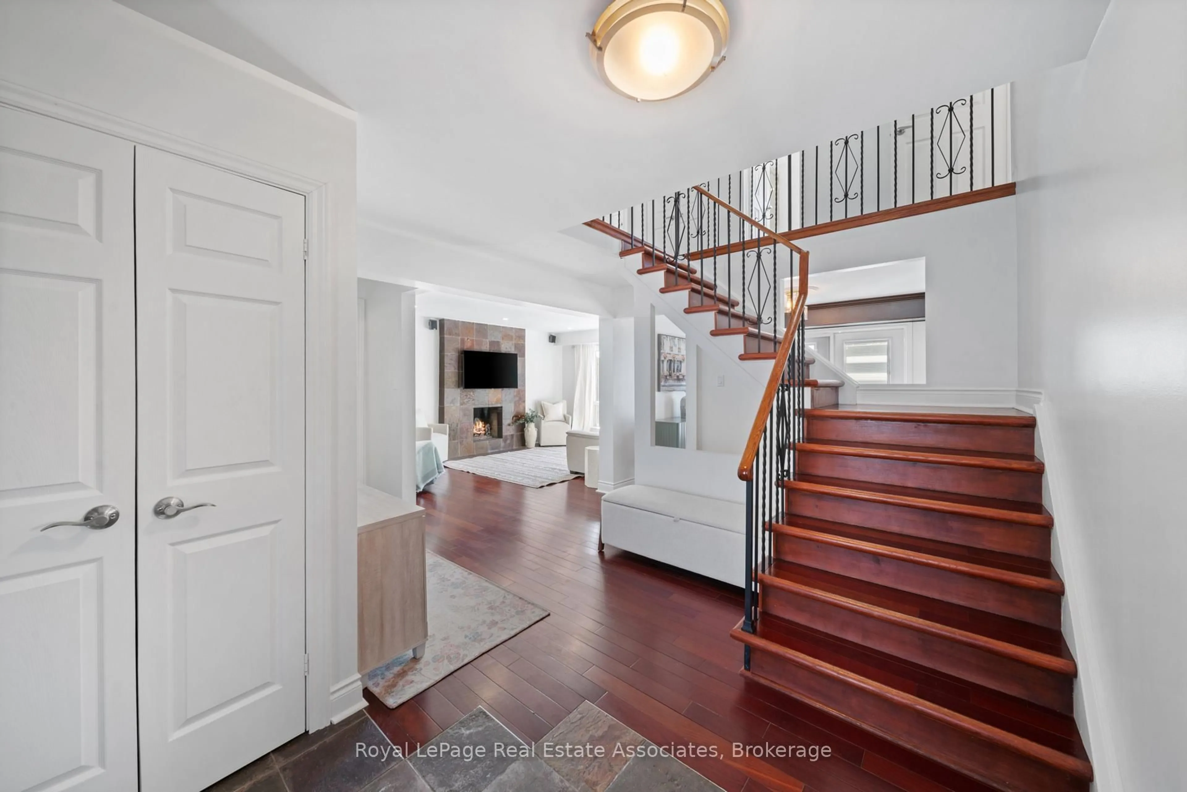Indoor entryway for 1550 Woodeden Dr, Mississauga Ontario L5H 2V3