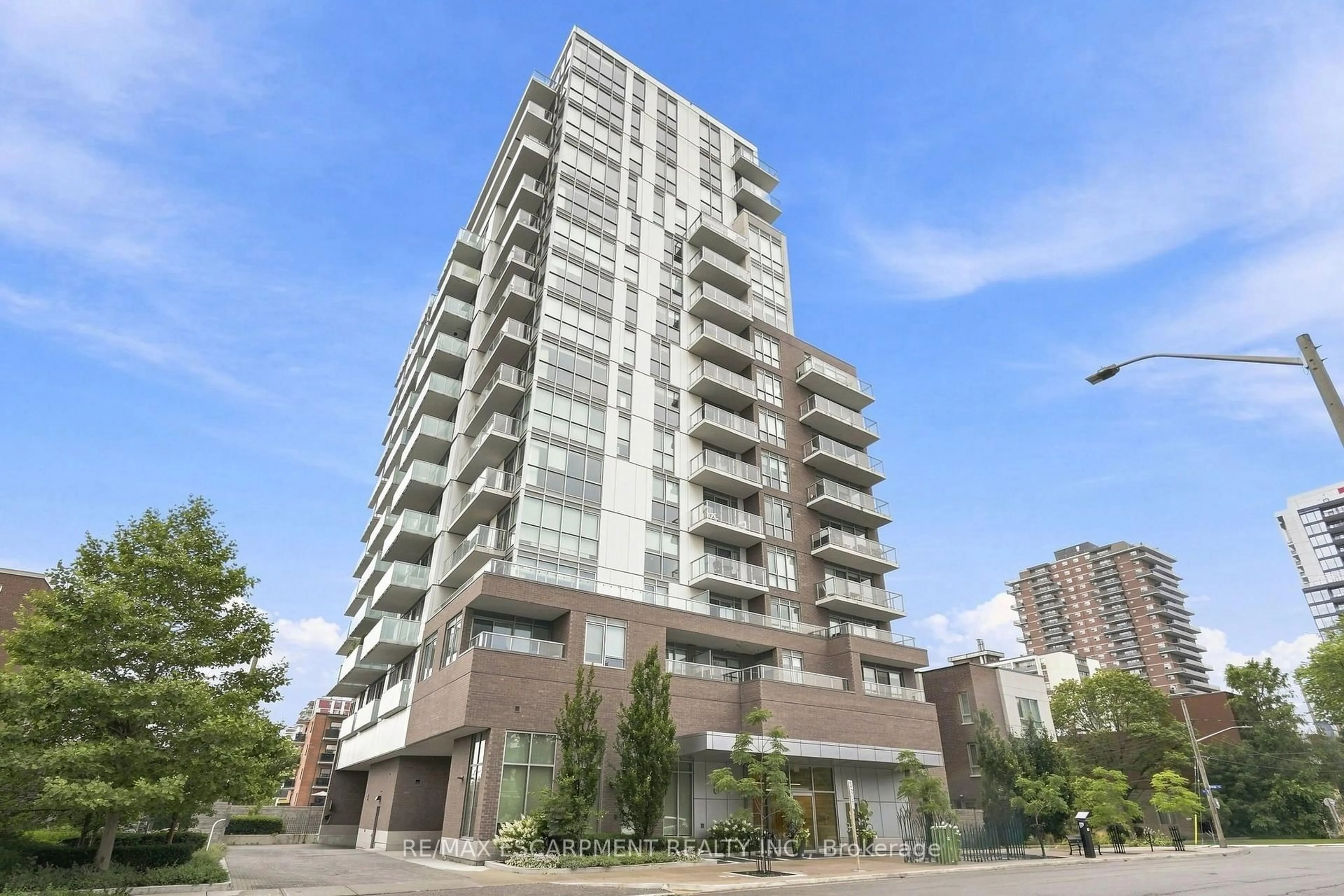 Patio, building for 8 Ann St #902, Mississauga Ontario L5G 3E6