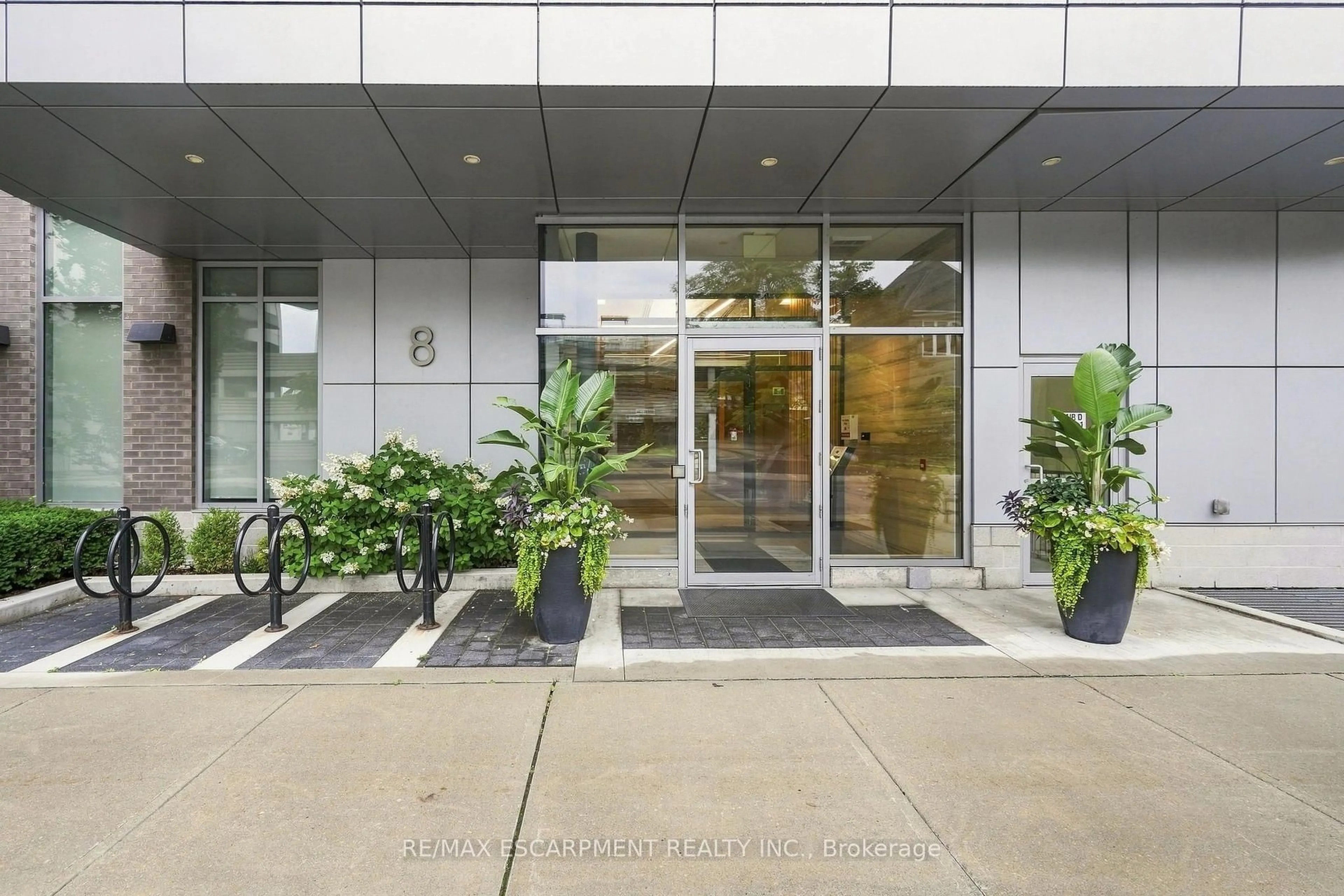 Indoor foyer for 8 Ann St #902, Mississauga Ontario L5G 3E6