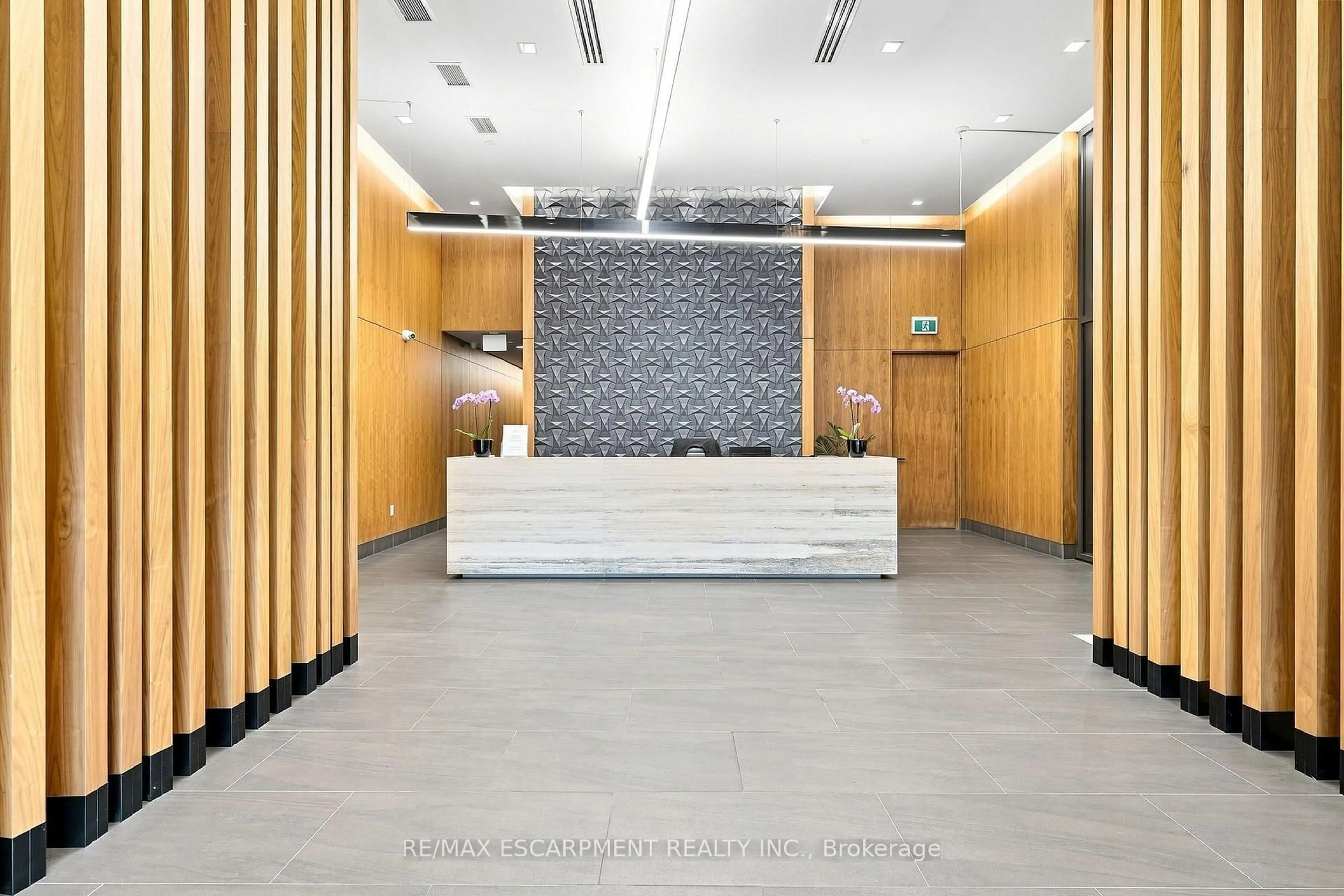 Lobby for 8 Ann St #902, Mississauga Ontario L5G 3E6