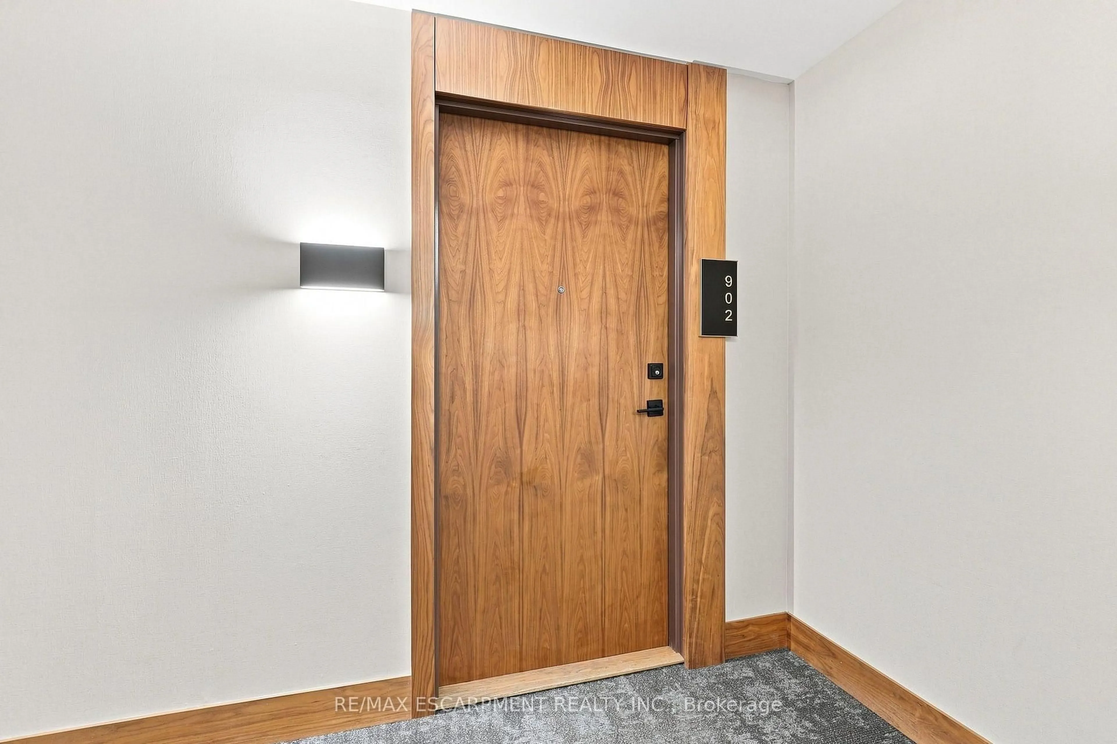 Indoor entryway for 8 Ann St #902, Mississauga Ontario L5G 3E6