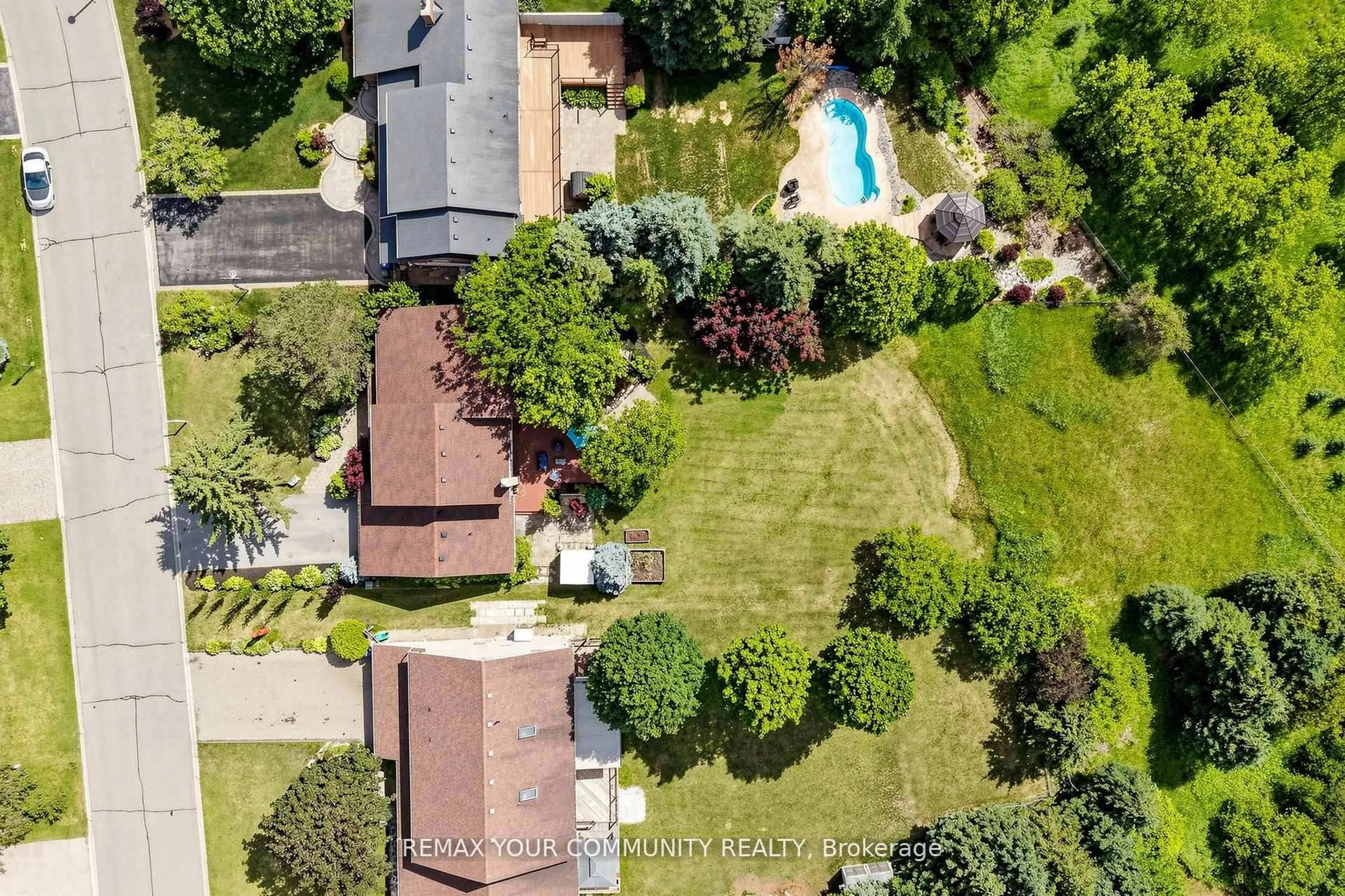 A pic from outside/outdoor area/front of a property/back of a property/a pic from drone, unknown for 32 Brawton Dr, Caledon Ontario L7E 0E1
