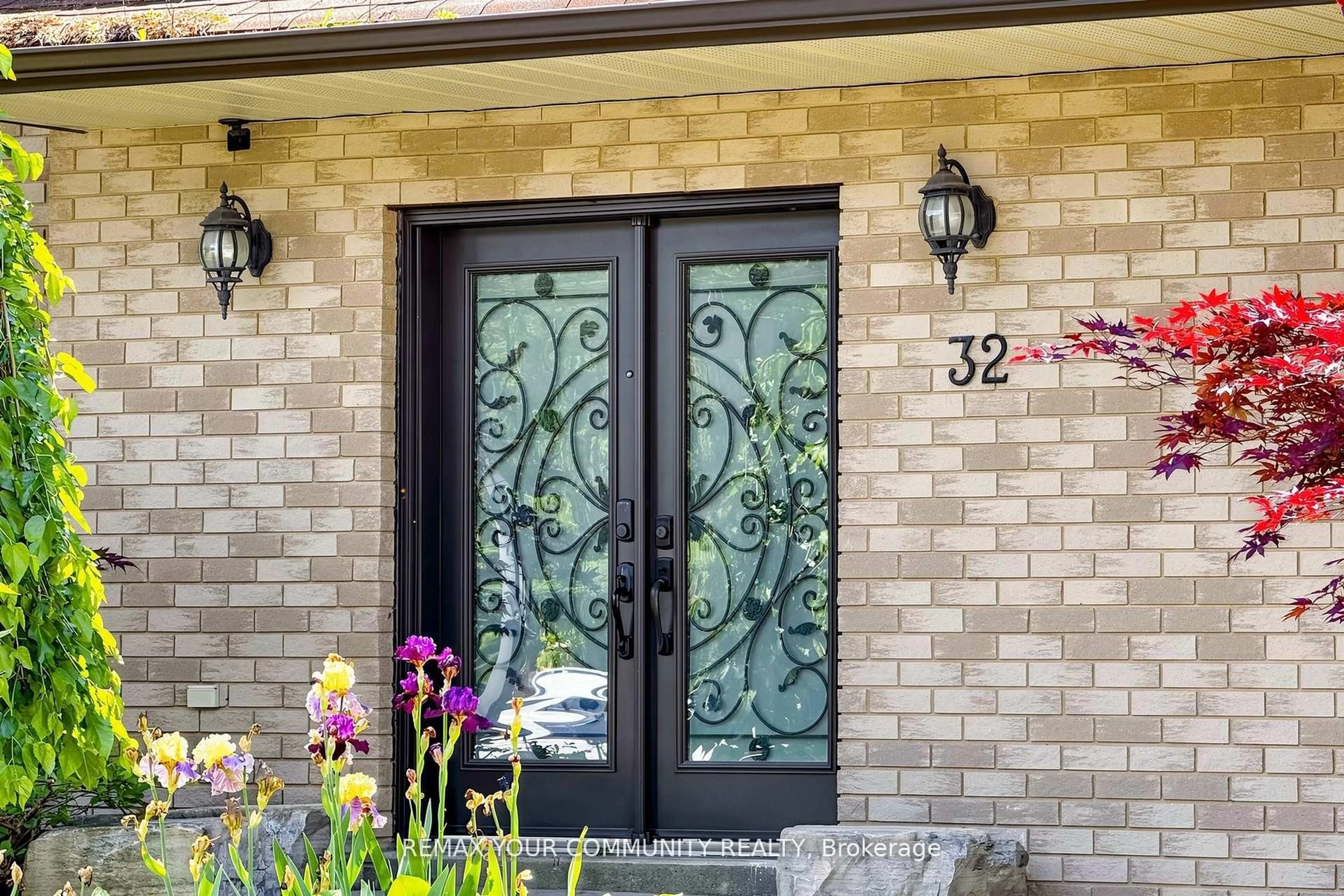 Indoor entryway for 32 Brawton Dr, Caledon Ontario L7E 0E1