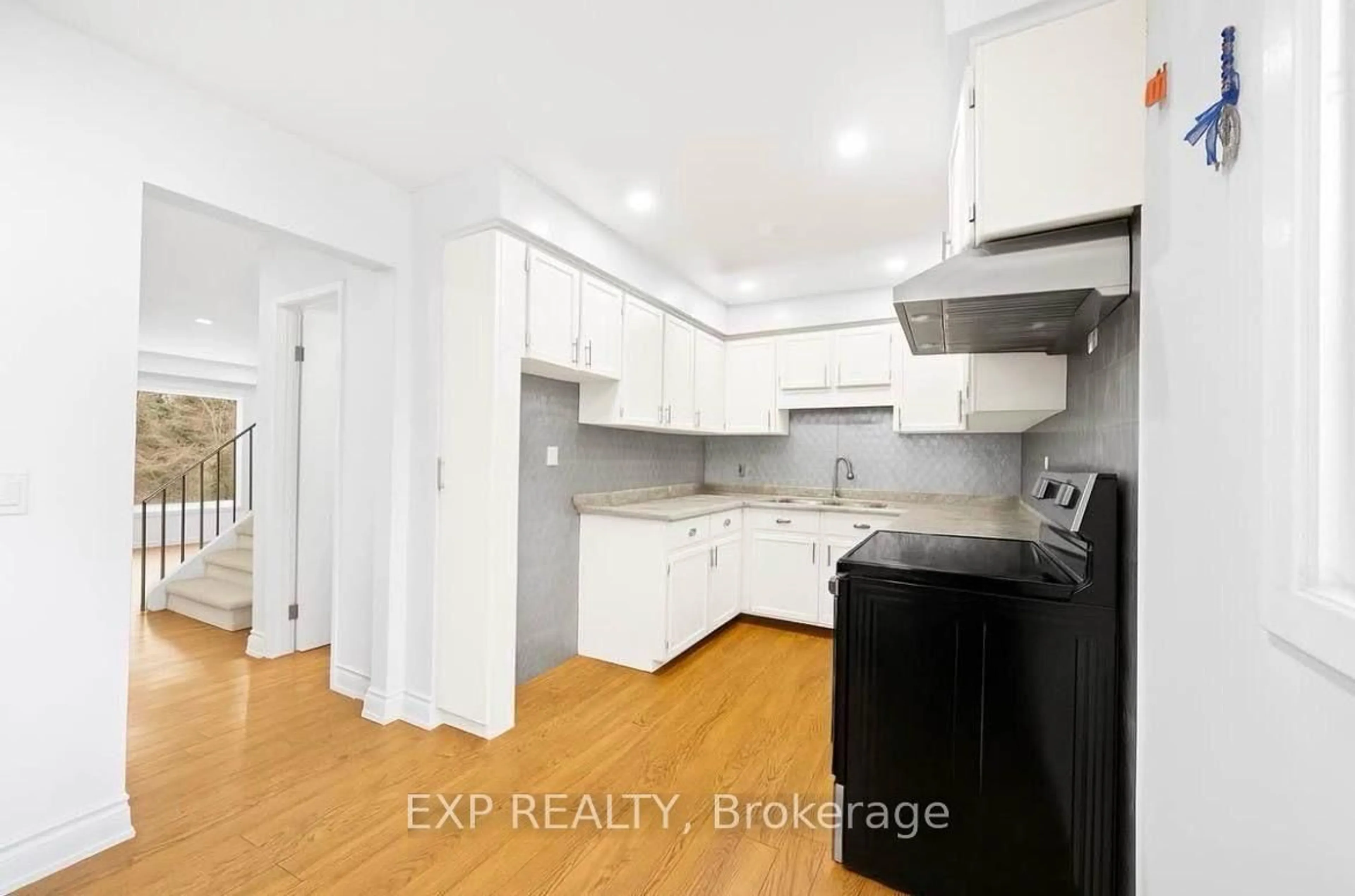 Standard kitchen, unknown for 122 Royal Palm Dr, Brampton Ontario L6Z 1P7
