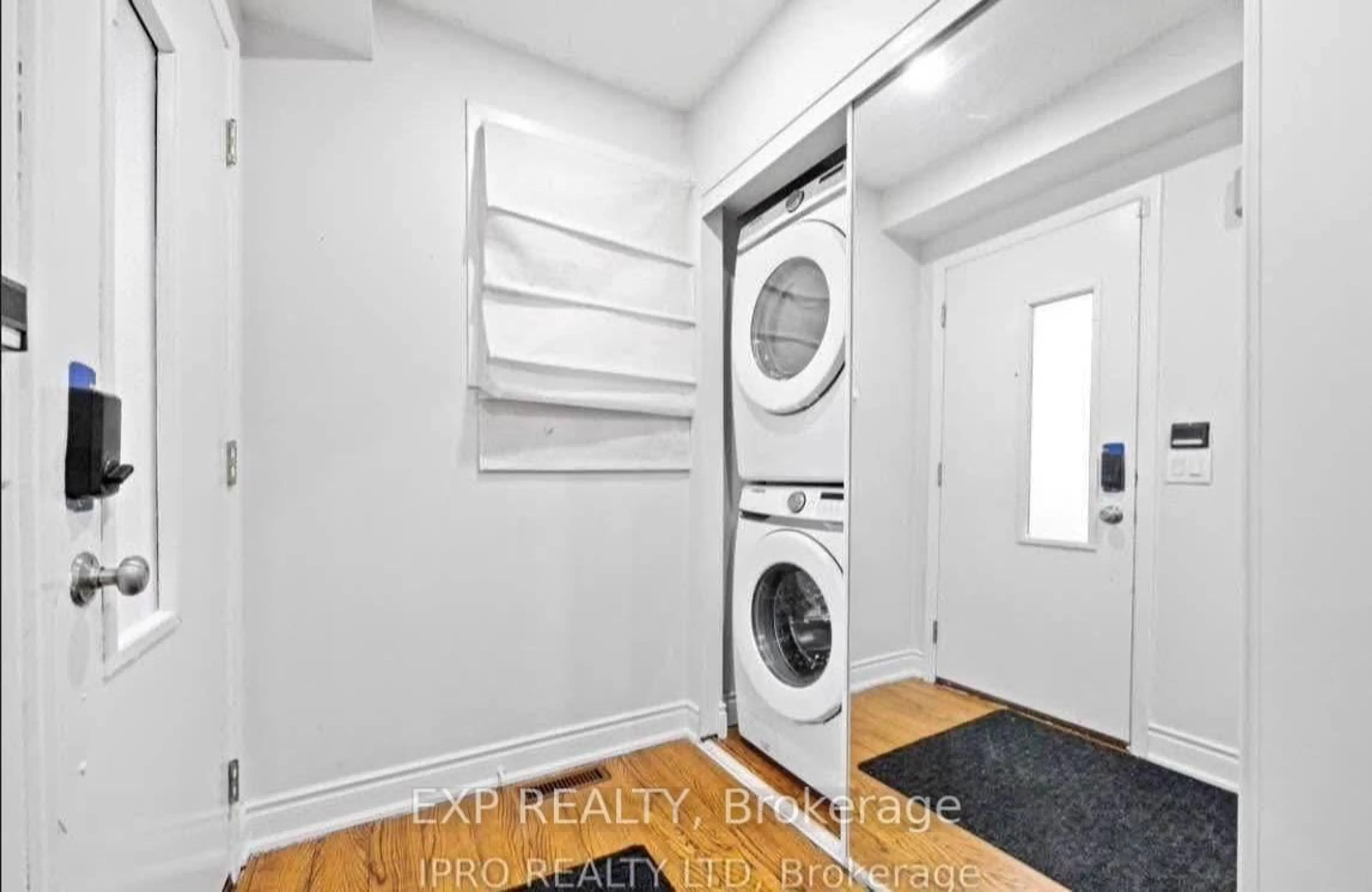 Laundry room for 122 Royal Palm Dr, Brampton Ontario L6Z 1P7