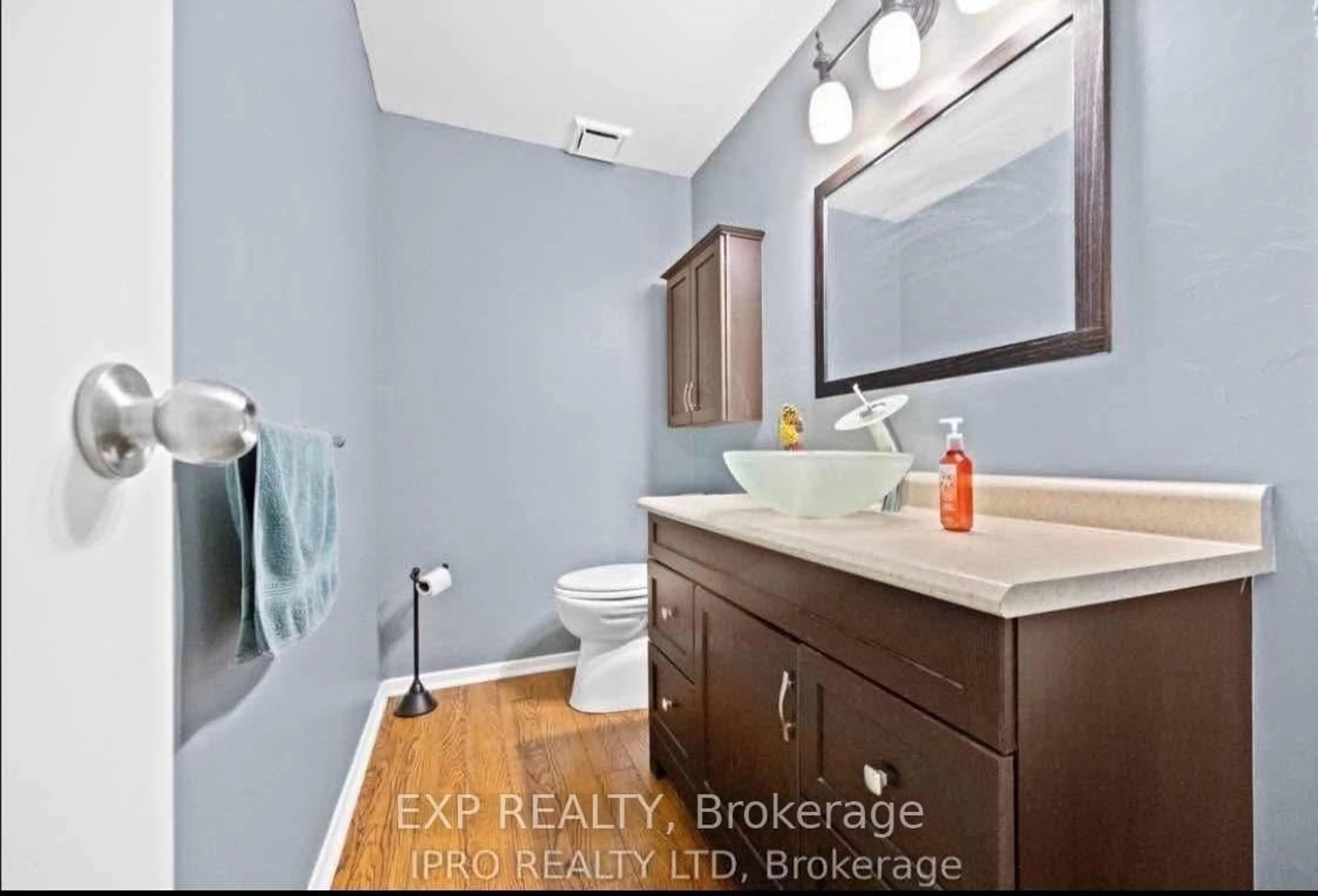 Standard bathroom, ceramic/tile floor for 122 Royal Palm Dr, Brampton Ontario L6Z 1P7