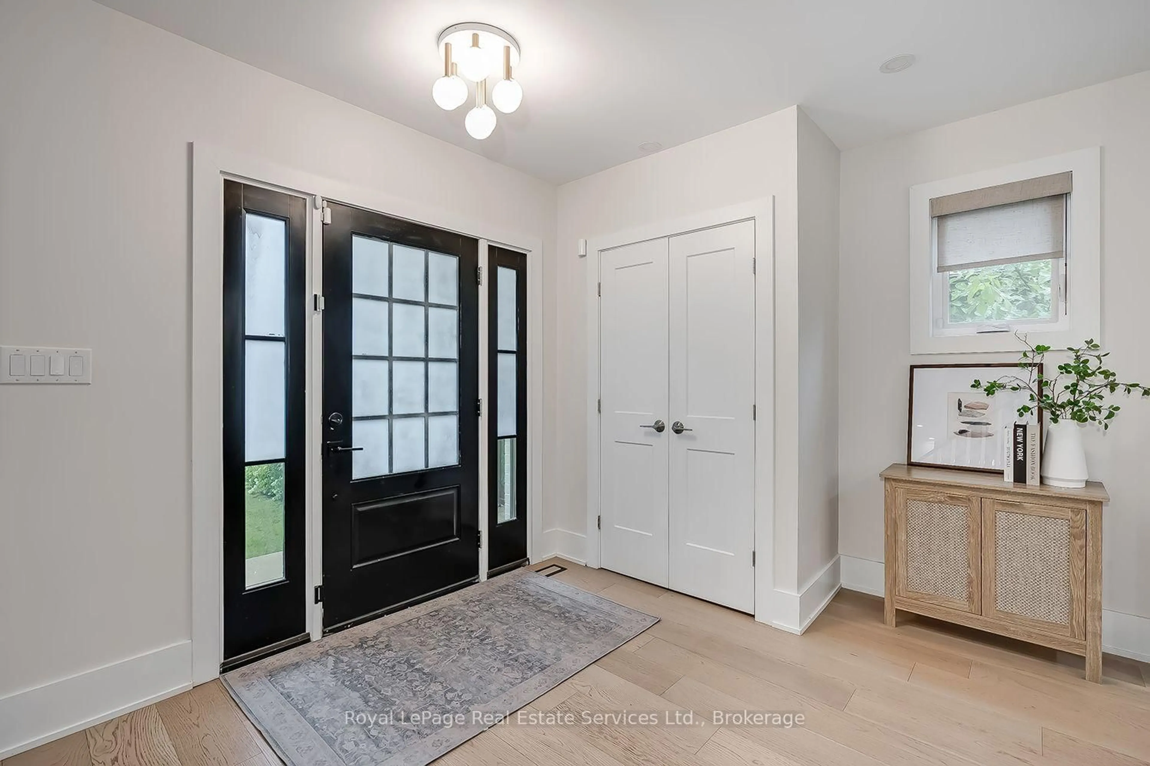 Indoor entryway for 59 Fairwood Pl, Burlington Ontario L7T 2B7