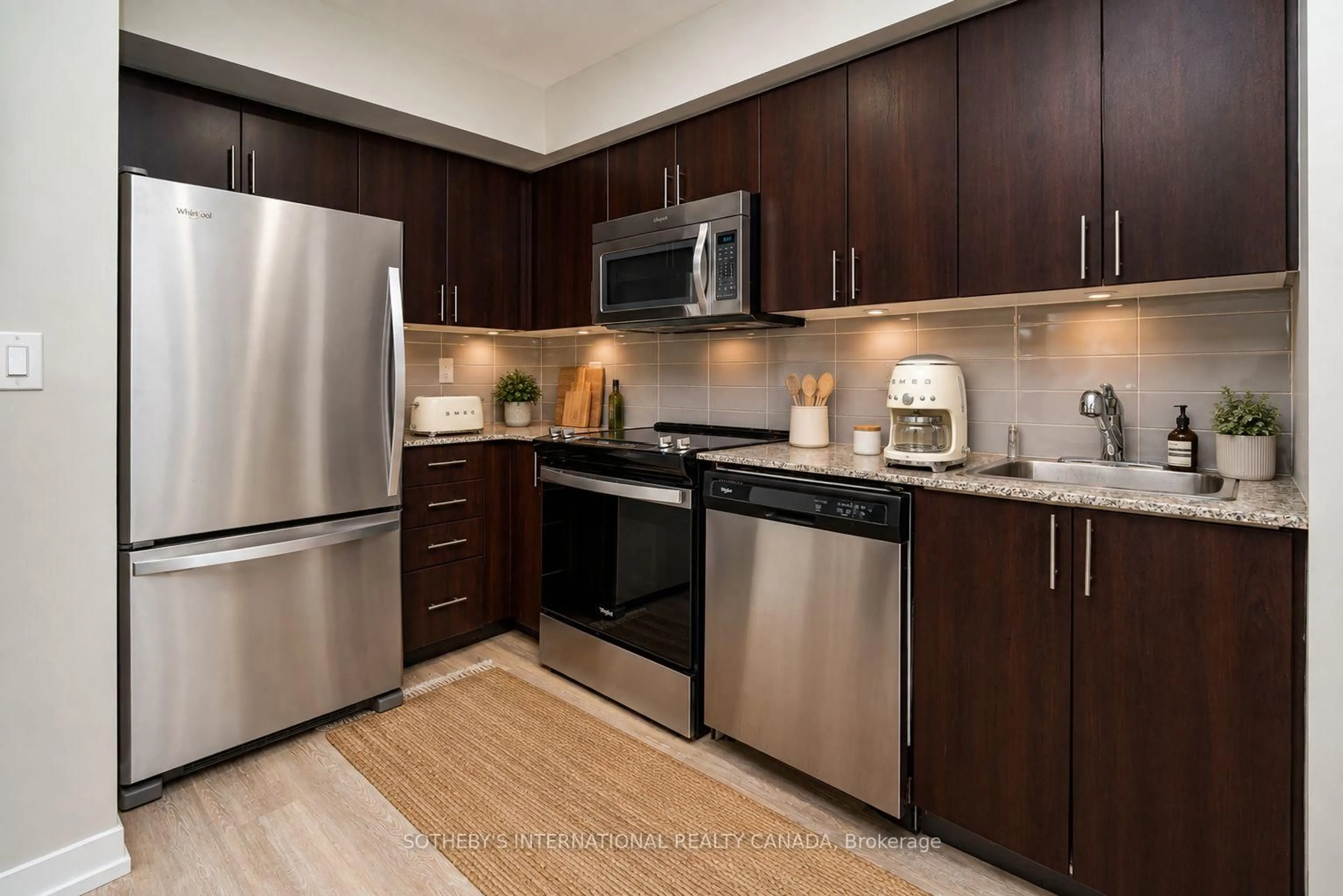 Standard kitchen, wood/laminate floor for 1420 Dupont St #506, Toronto Ontario M6H 0C2