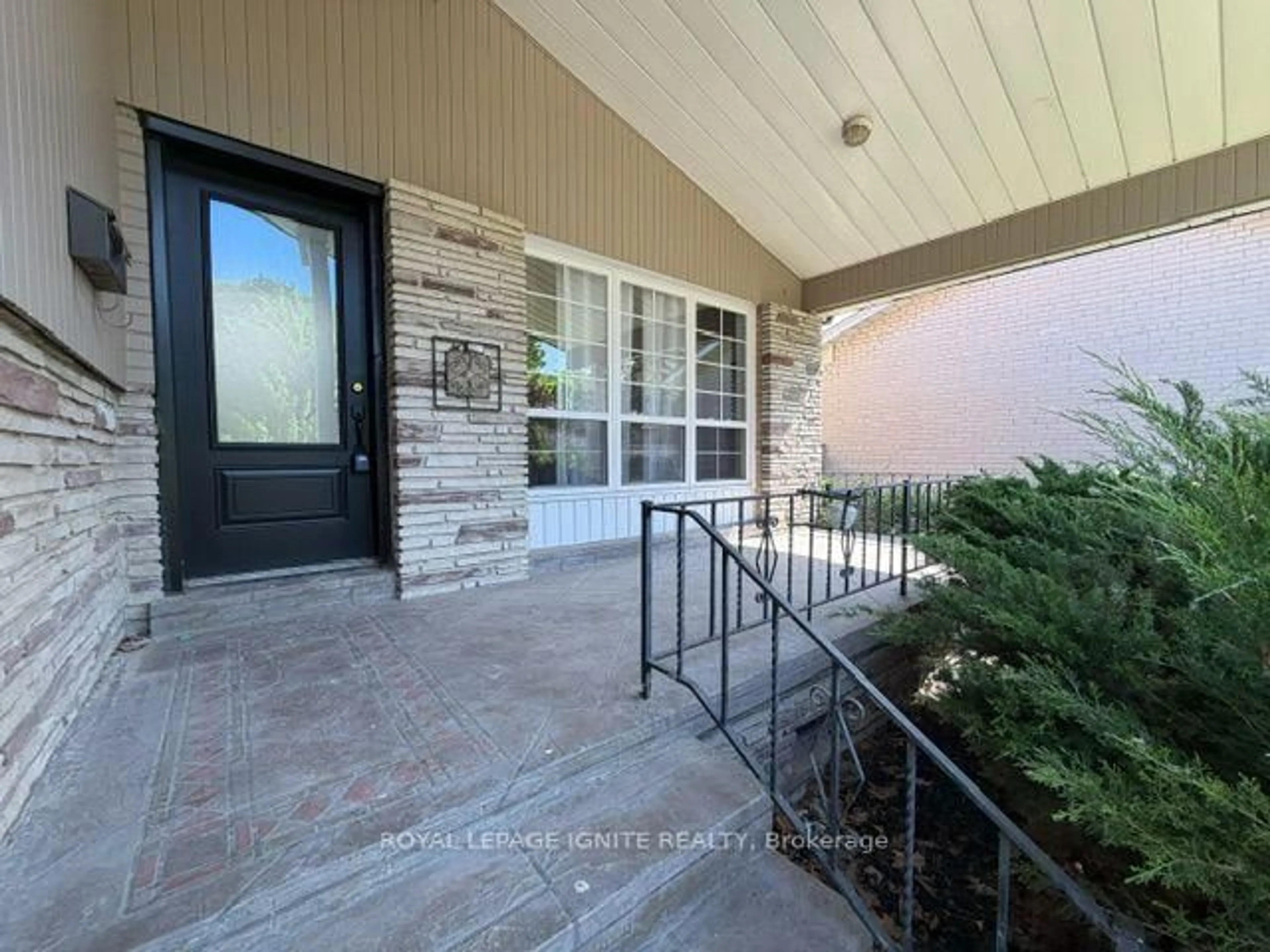 Indoor entryway for 11 Fulwell Cres, Toronto Ontario M3J 1Y4