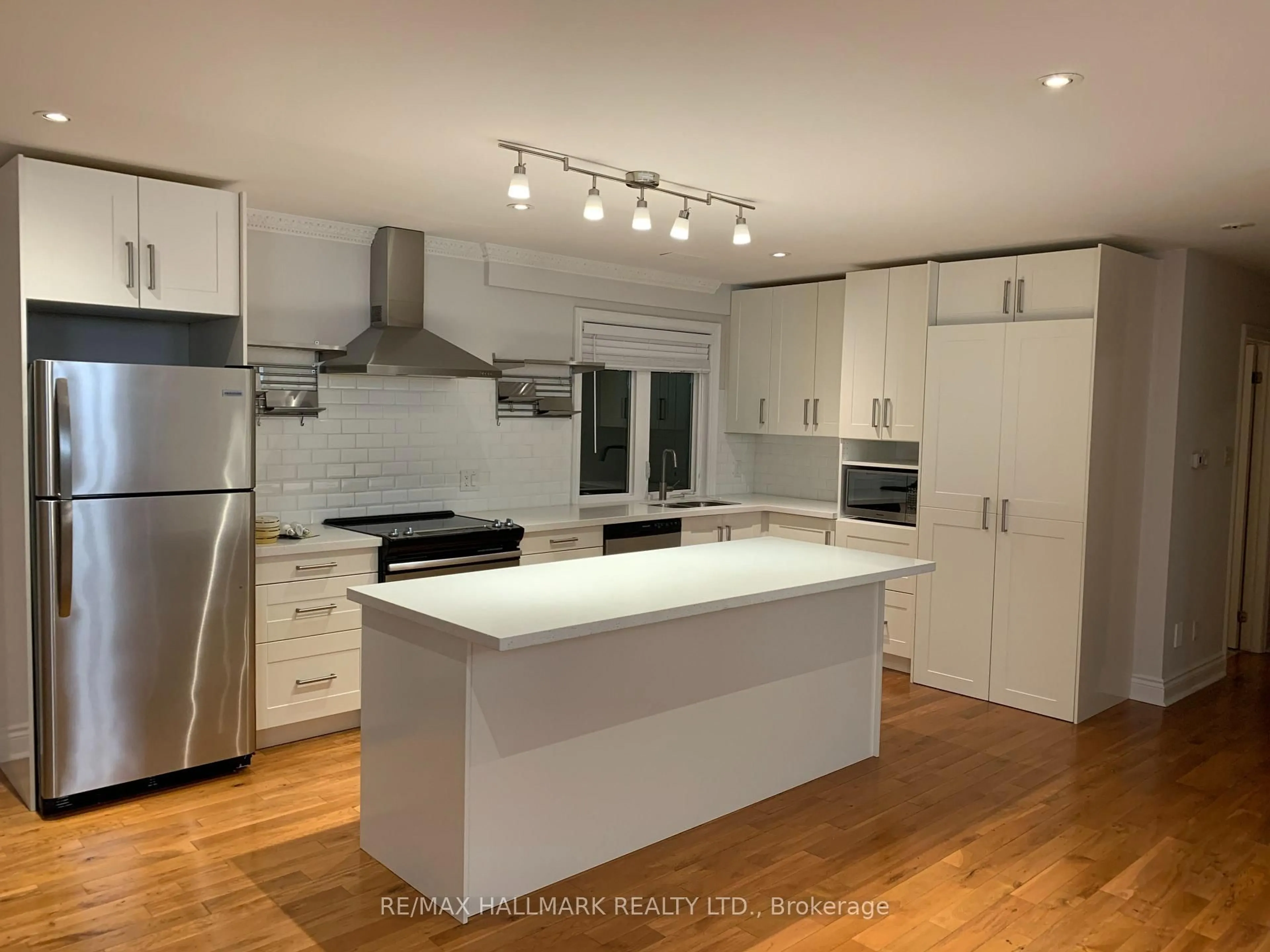 Open concept kitchen, wood/laminate floor for 6 Griggsden Ave, Toronto Ontario M9P 2Z5