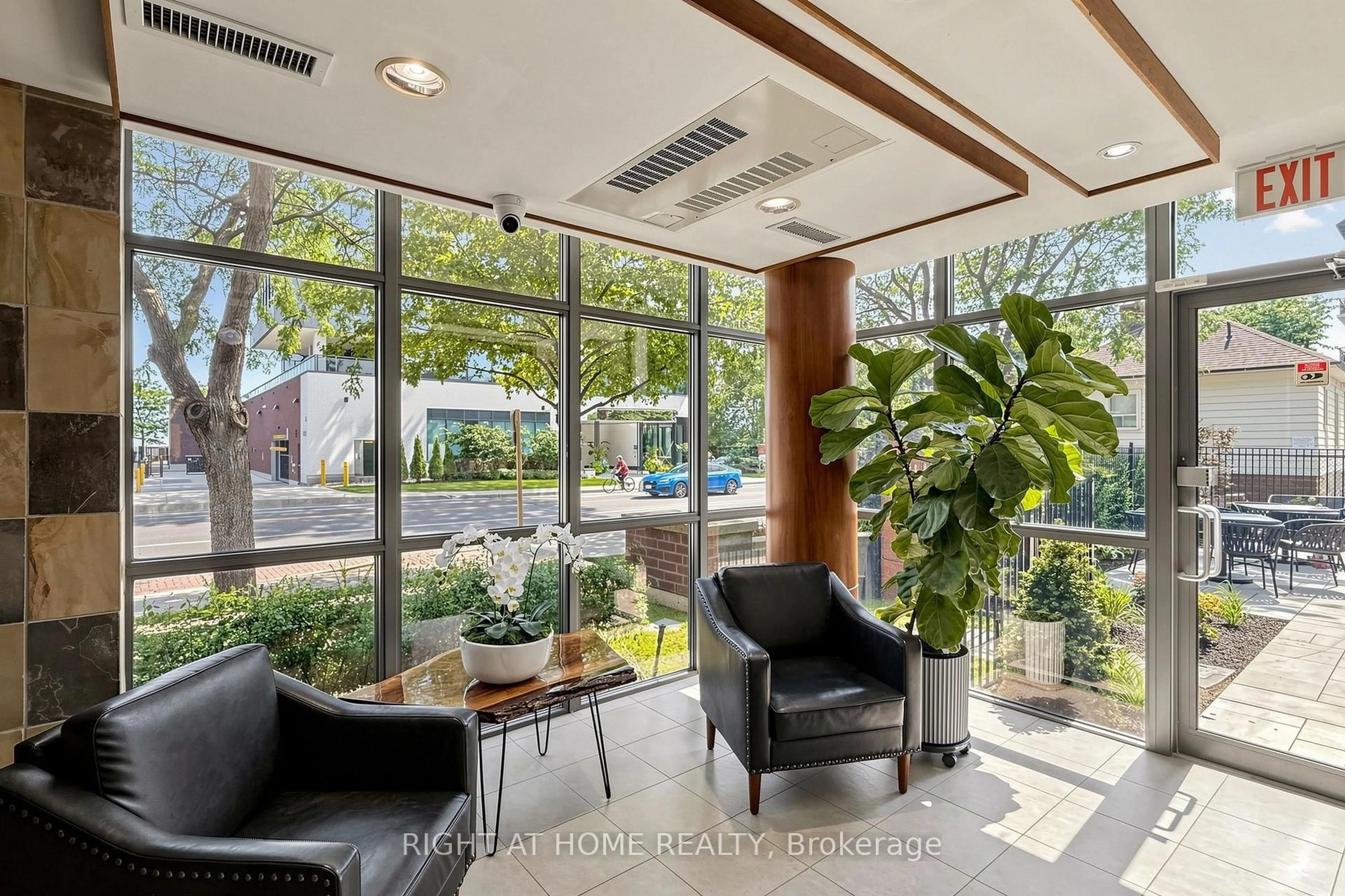 Indoor foyer for 70 PORT St #408, Mississauga Ontario L5G 4V8