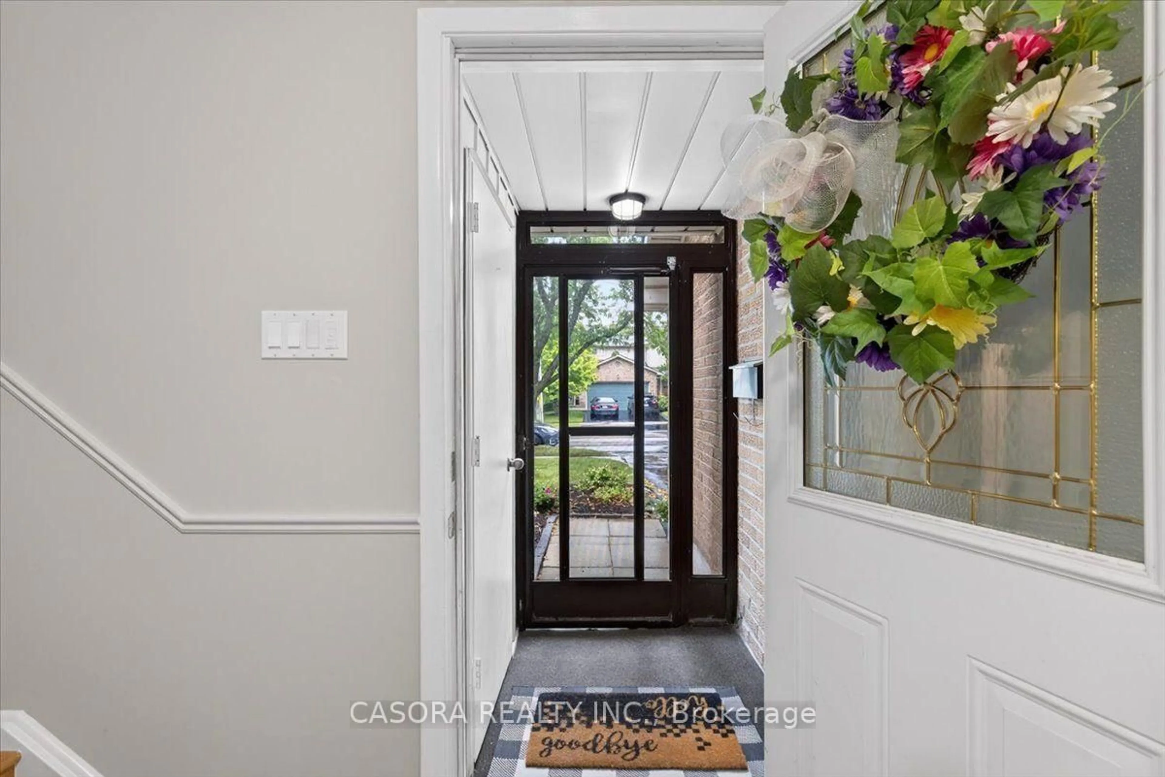 Indoor entryway for 479 WOODVIEW Rd, Burlington Ontario L7N 2Z9