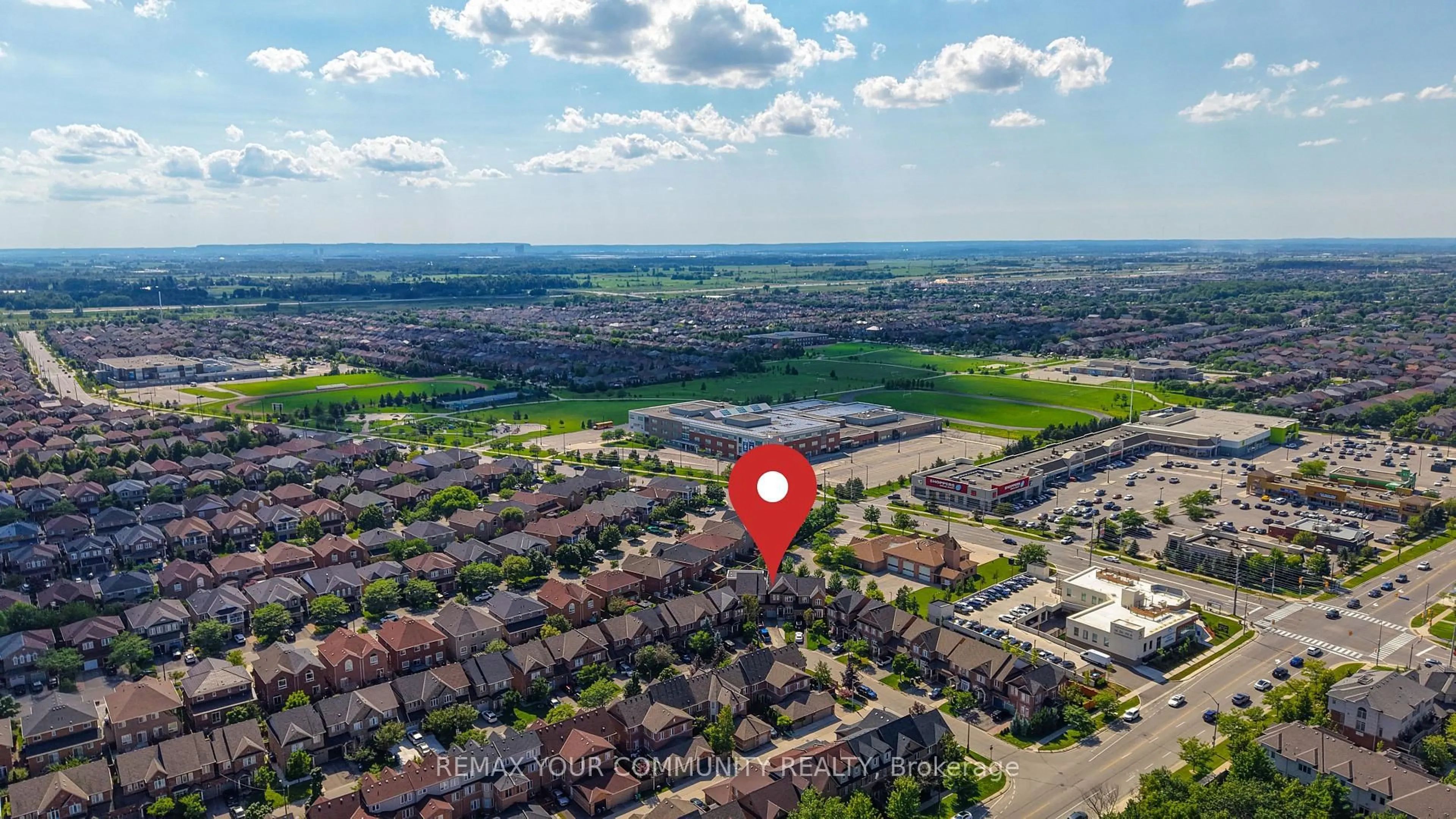 A pic from outside/outdoor area/front of a property/back of a property/a pic from drone, street for 5578 Waterwind Cres, Mississauga Ontario L5M 0G2