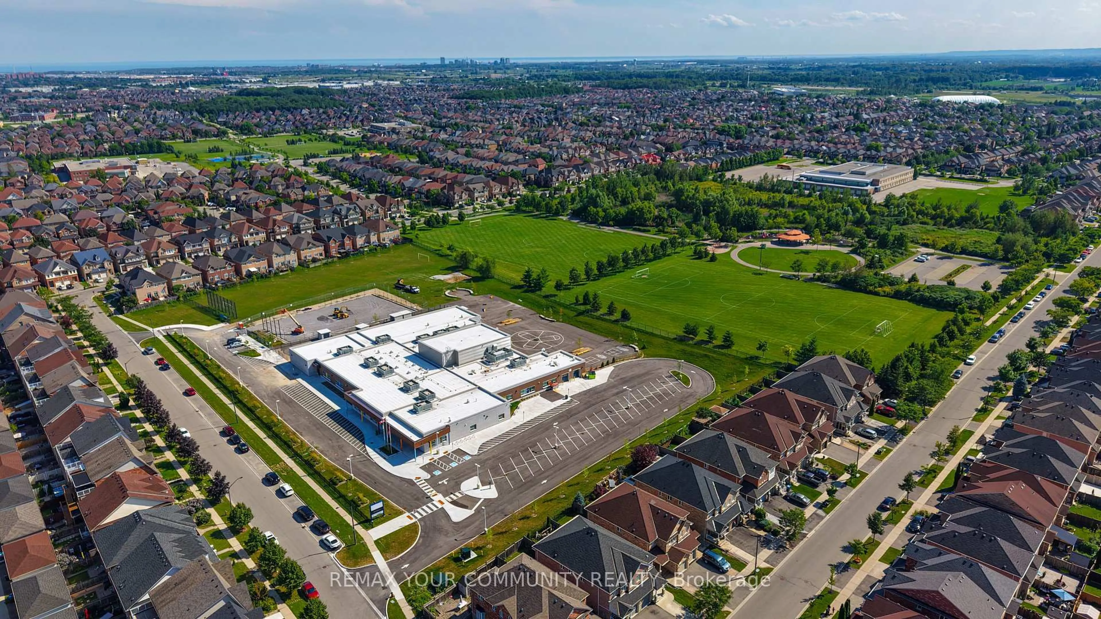 A pic from outside/outdoor area/front of a property/back of a property/a pic from drone, street for 5578 Waterwind Cres, Mississauga Ontario L5M 0G2